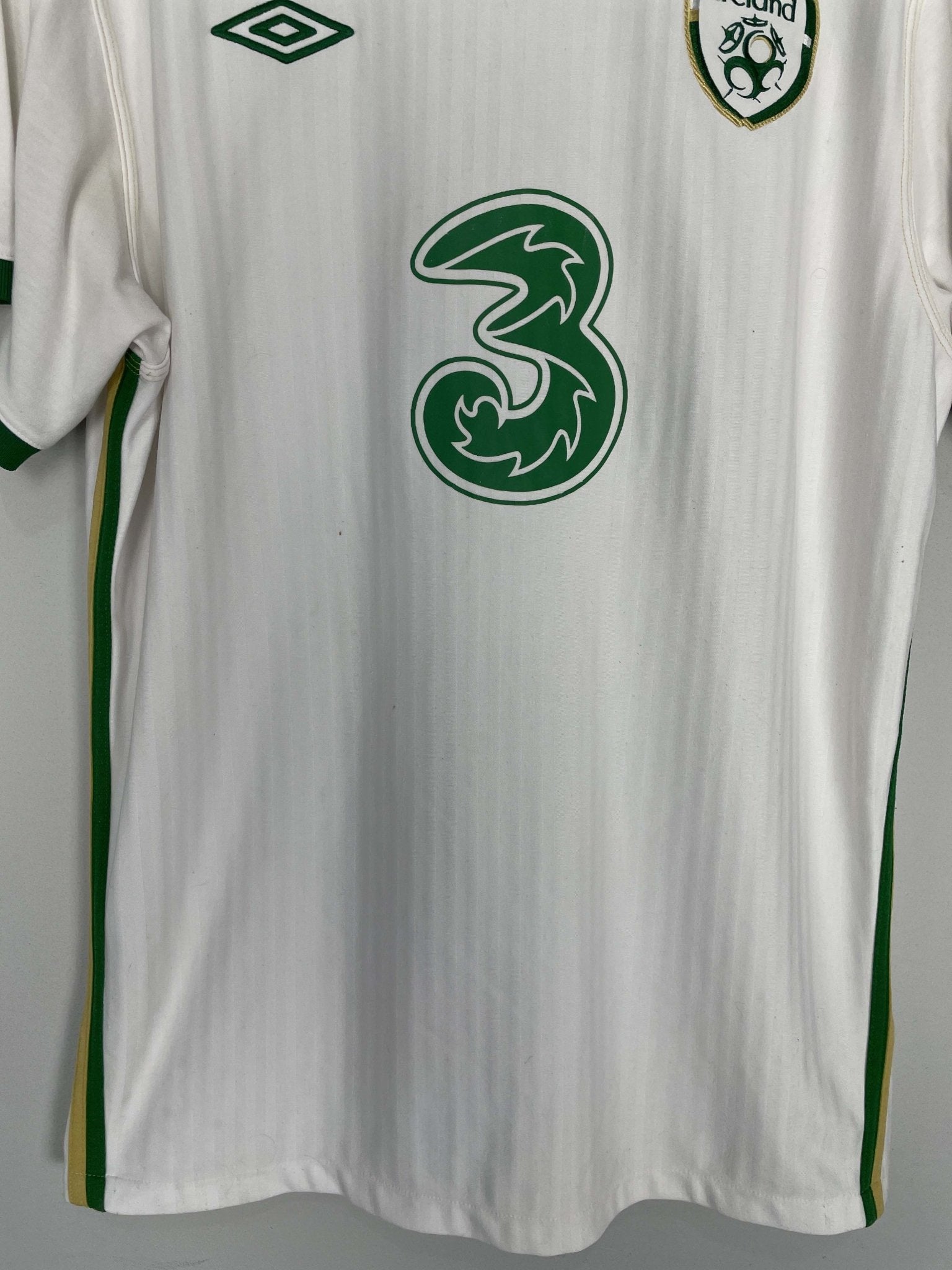 Shop 2010/11 IRELAND AWAY SHIRT (XL) UMBRO, classic football shirts, vintage football shirts & retro soccer jerseys at Cult Kits