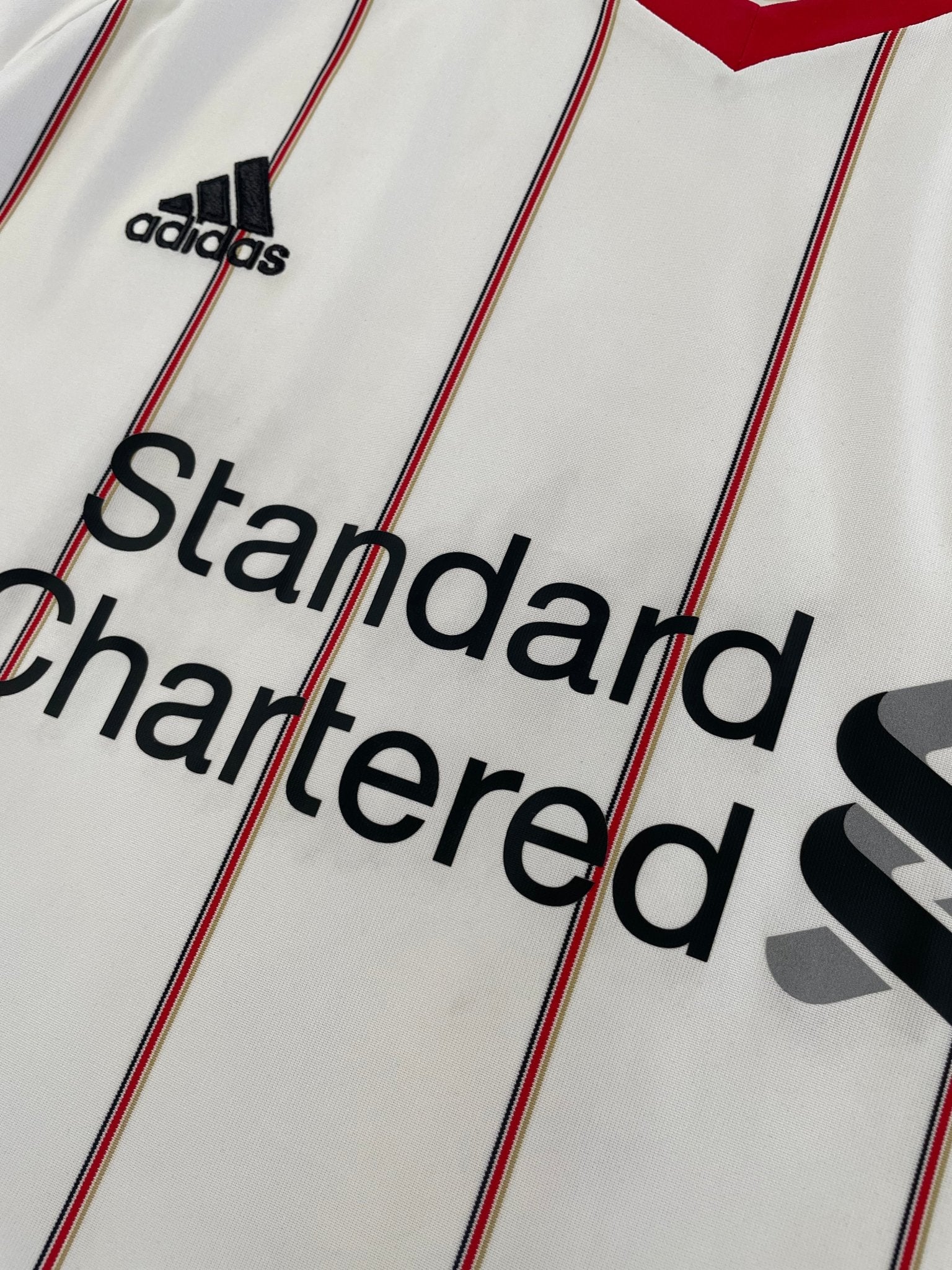 Buy 2010/11 Liverpool Gerrard 8 Away Shirt (L) Adidas ~ Free worldwide shipping ~ Authentic Vintage Football Shirts from Cult Kits