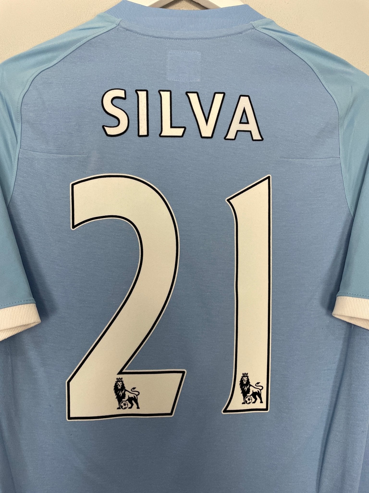 Shop 2010/11 MANCHESTER CITY SILVA #21 HOME SHIRT (M) UMBRO, classic football shirts, vintage football shirts & retro soccer jerseys at Cult Kits