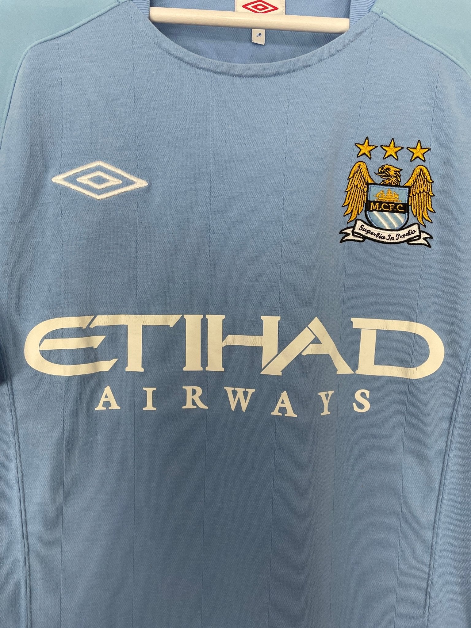 Shop 2010/11 MANCHESTER CITY SILVA #21 HOME SHIRT (M) UMBRO, classic football shirts, vintage football shirts & retro soccer jerseys at Cult Kits