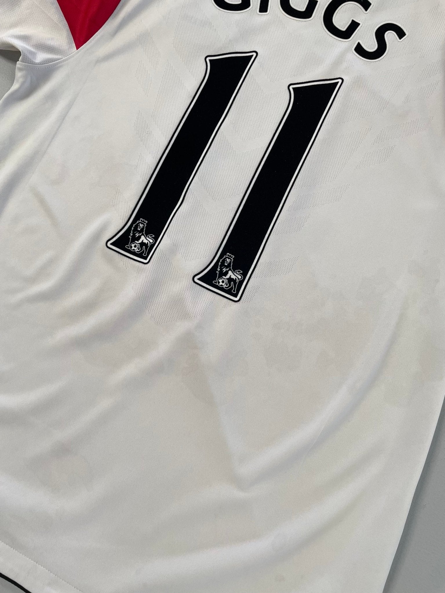 Buy 2010/11 Manchester United Giggs 11 Away Shirt (M) Nike ~ Free worldwide shipping ~ Authentic Vintage Football Shirts from Cult Kits