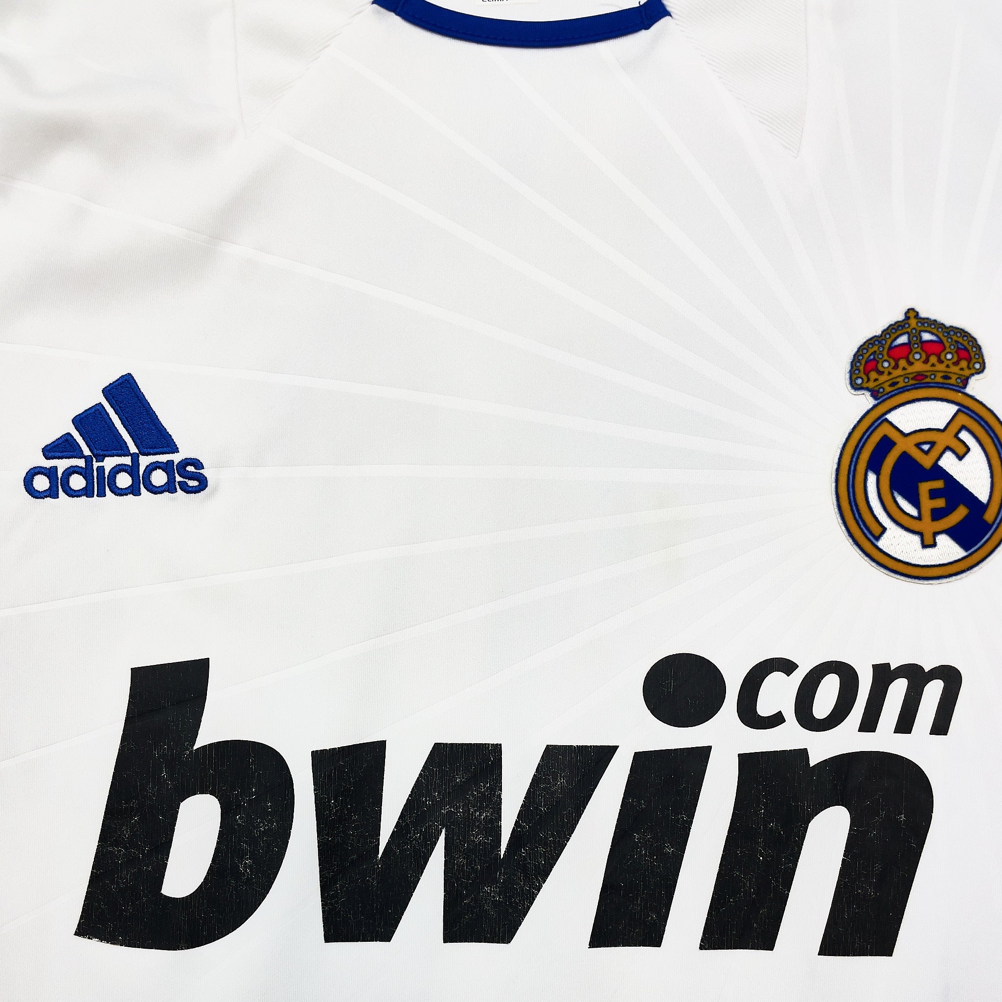 Buy 2010/11 Real Madrid Di Maria 22 Home Shirt (L) Adidas ~ Free worldwide shipping ~ Authentic Vintage Football Shirts from Cult Kits