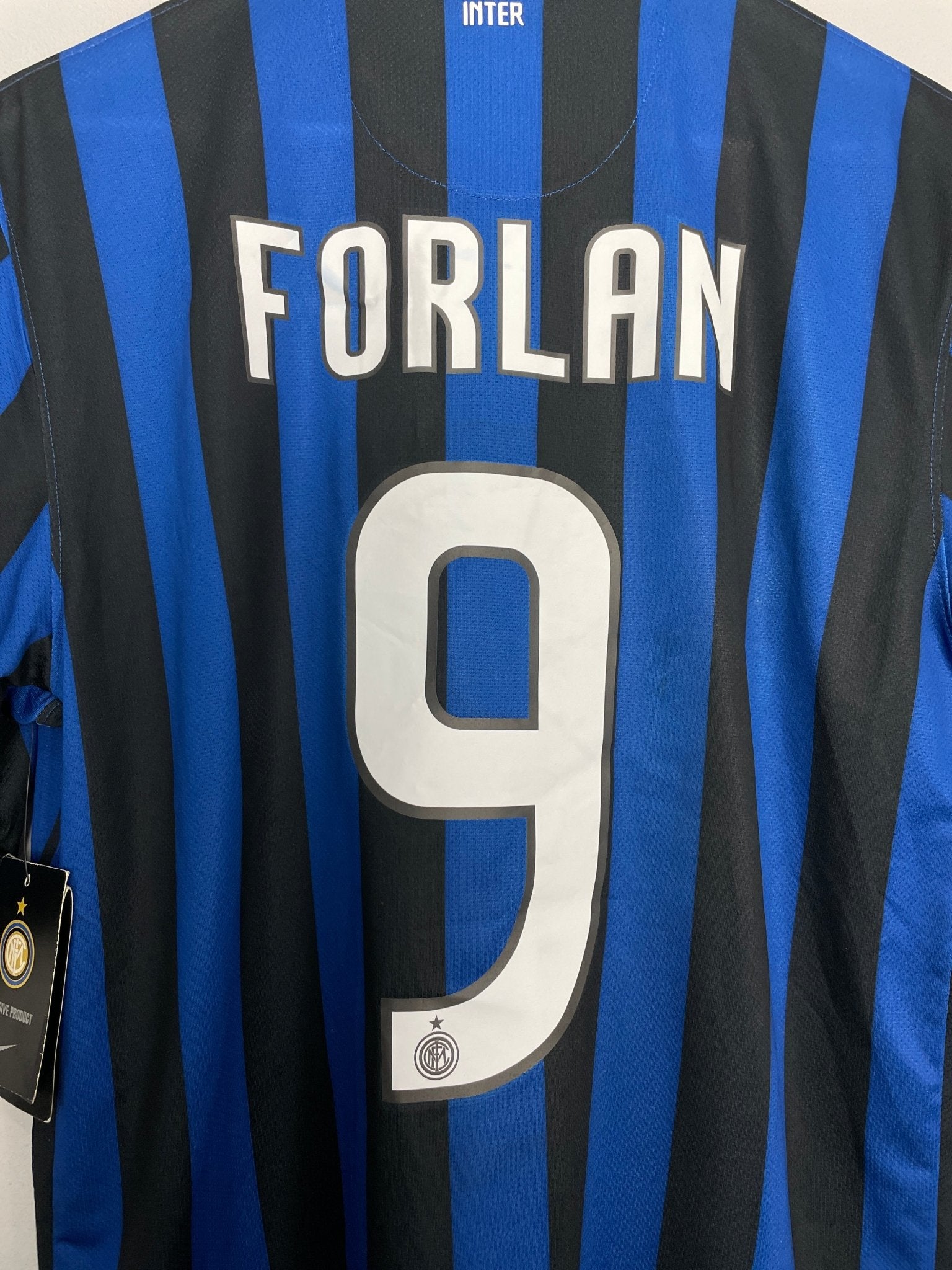 Shop 2011/12 INTER MILAN FORLAN #9 *BNWT* HOME SHIRT (M) NIKE, classic football shirts, vintage football shirts & retro soccer jerseys at Cult Kits