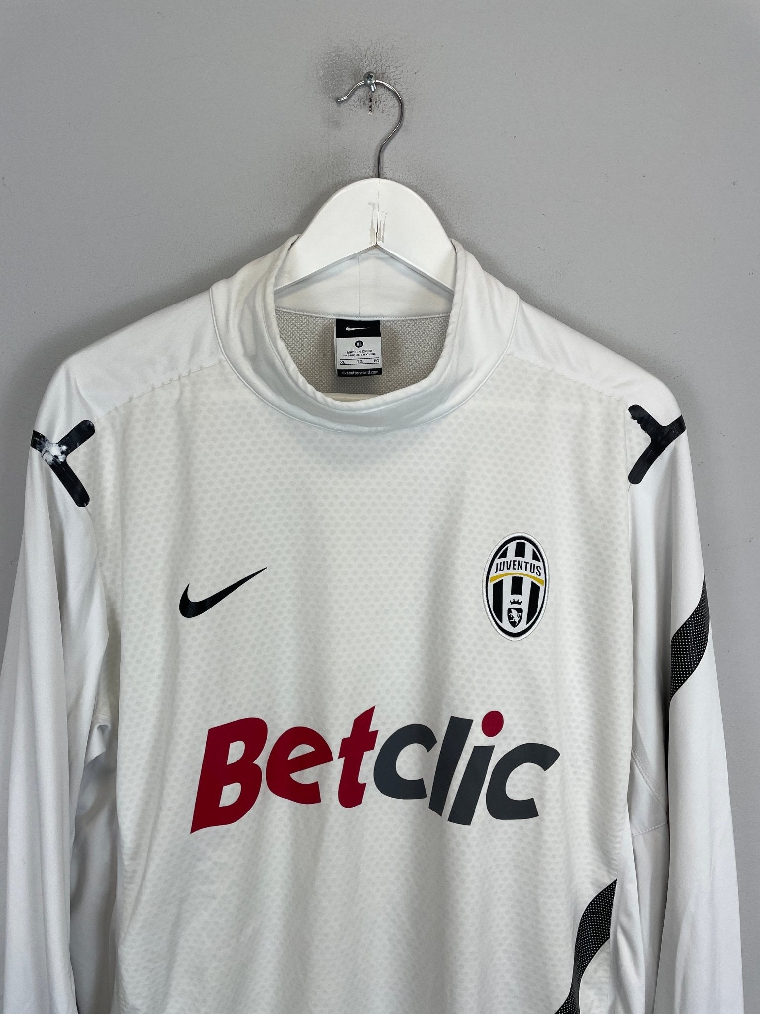 Shop 2011/12 JUVENTUS TRAINING TOP (XL) NIKE, classic football shirts, vintage football shirts & retro soccer jerseys at Cult Kits