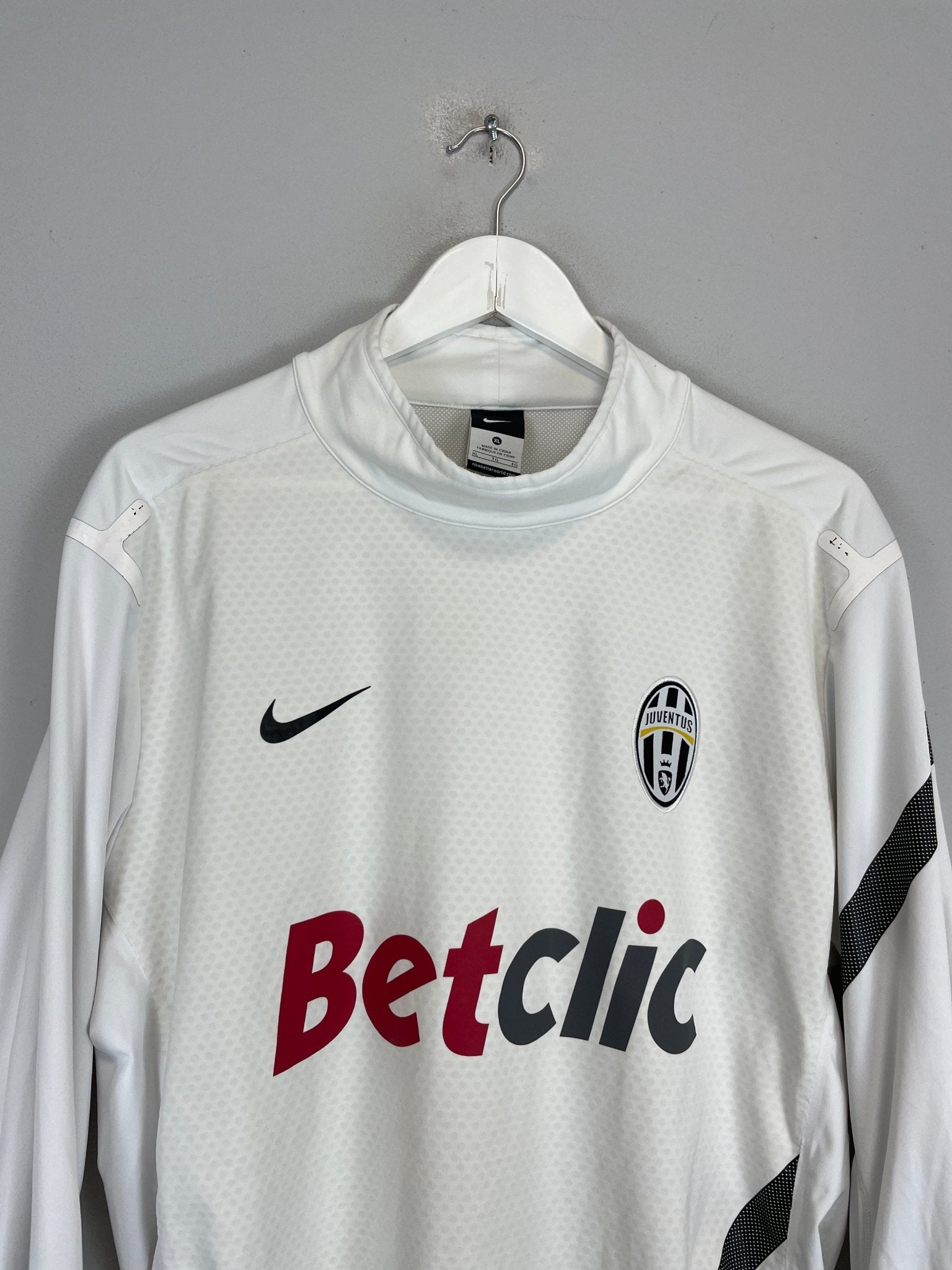 Shop 2011/12 JUVENTUS TRAINING TOP (XL) NIKE, classic football shirts, vintage football shirts & retro soccer jerseys at Cult Kits
