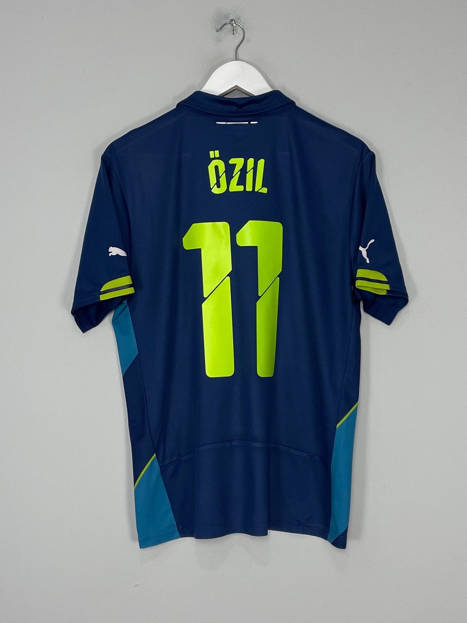 Shop 2014/15 ARSENAL OZIL #11 THIRD SHIRT (M) PUMA, classic football shirts, vintage football shirts & retro soccer jerseys at Cult Kits