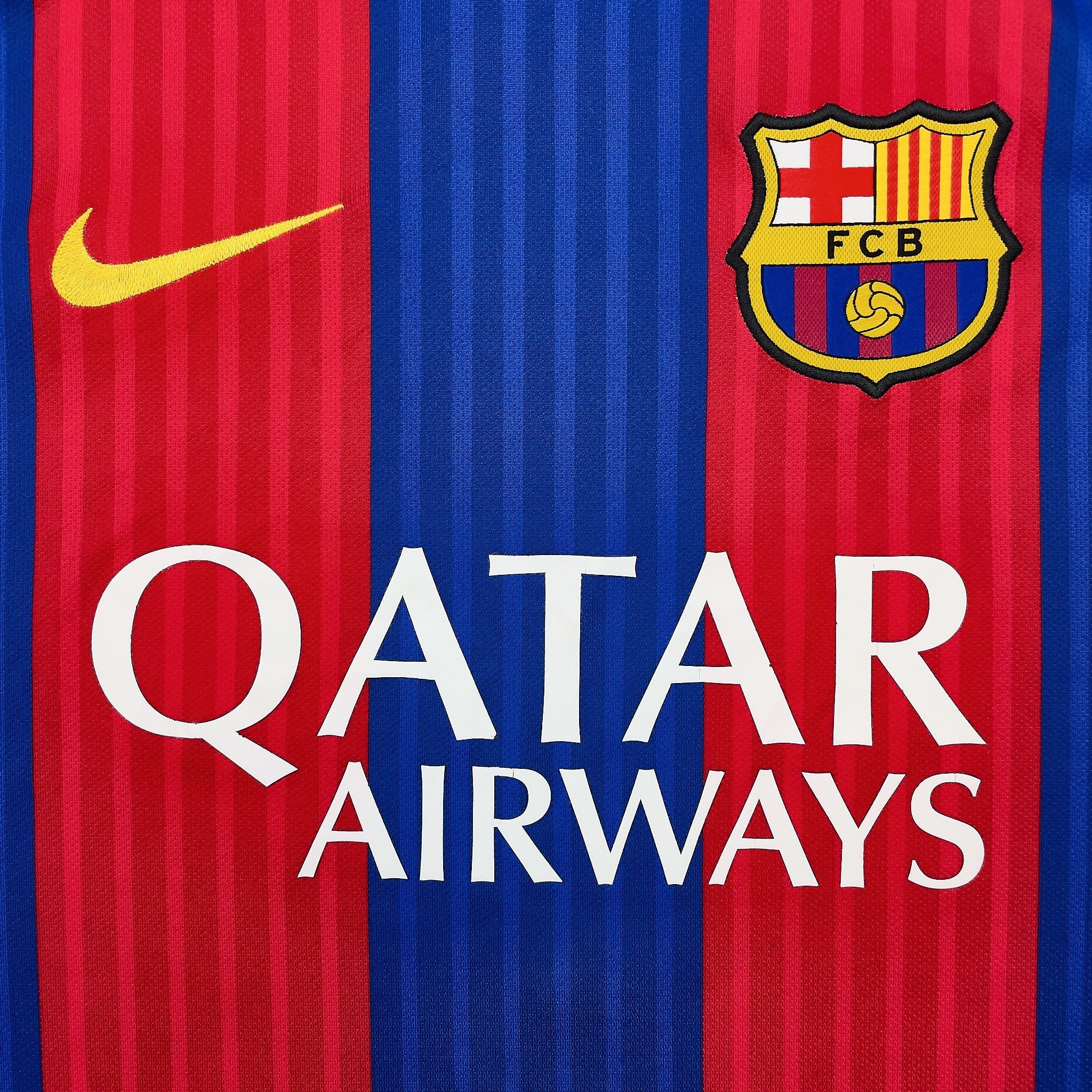 Buy 2016/17 Barcelona Neymar Jr 11 Home Shirt (L) Nike ~ Free worldwide shipping ~ Authentic Vintage Football Shirts from Cult Kits