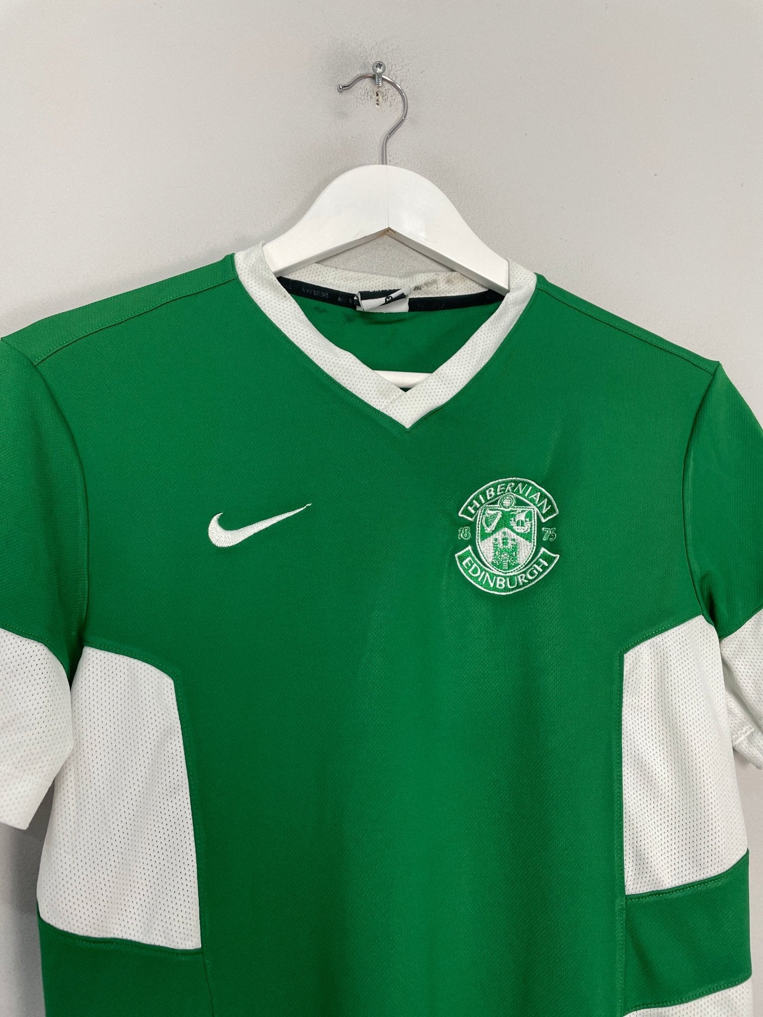 Shop 2016/17 HIBERNIAN TRAINING SHIRT (M) NIKE, classic football shirts, vintage football shirts & retro soccer jerseys at Cult Kits