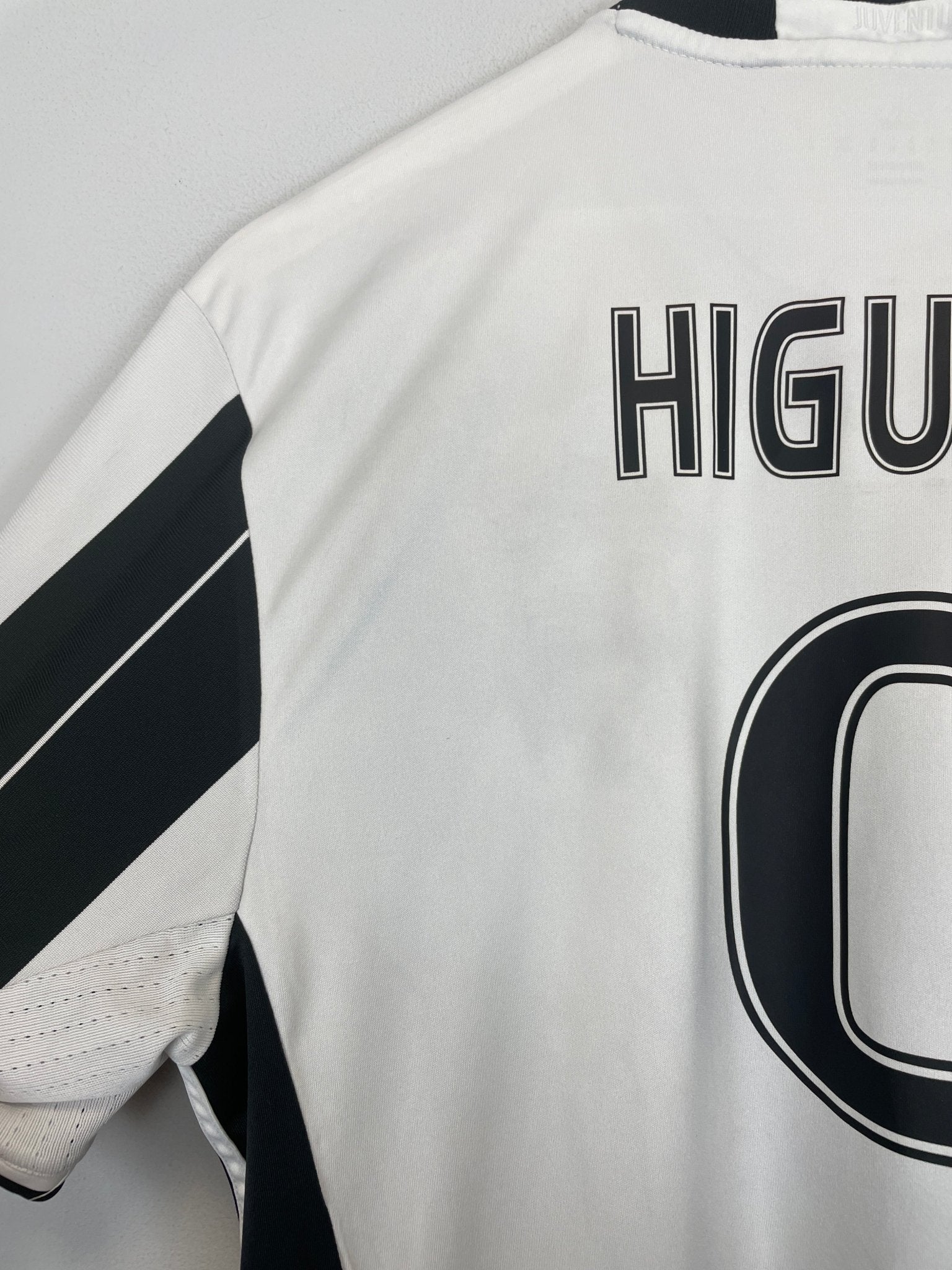 Shop 2016/17 JUVENTUS HIGUAIN #9 HOME SHIRT (M) ADIDAS, classic football shirts, vintage football shirts & retro soccer jerseys at Cult Kits