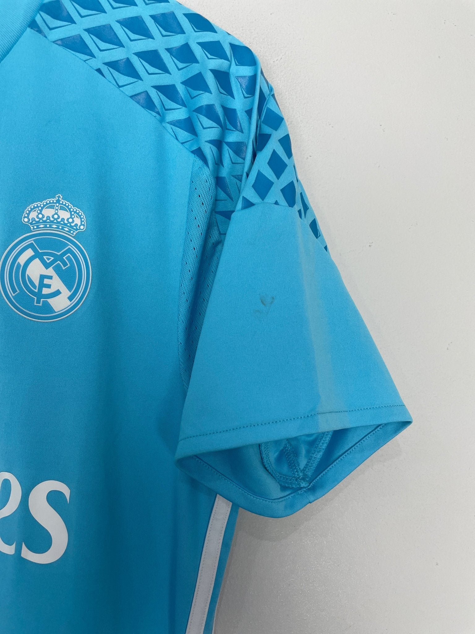 Shop 2016/17 REAL MADRID GK SHIRT (M) ADIDAS, classic football shirts, vintage football shirts & retro soccer jerseys at Cult Kits