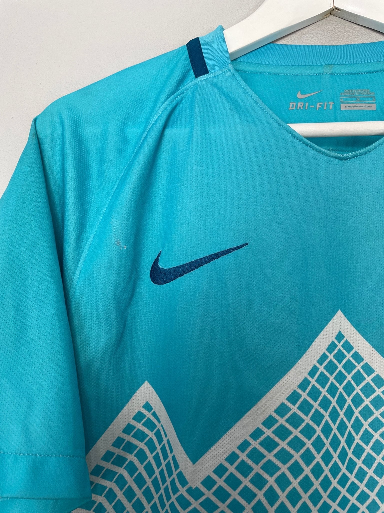 Shop 2016/17 SLOVENIA HOME SHIRT (M) NIKE, classic football shirts, vintage football shirts & retro soccer jerseys at Cult Kits