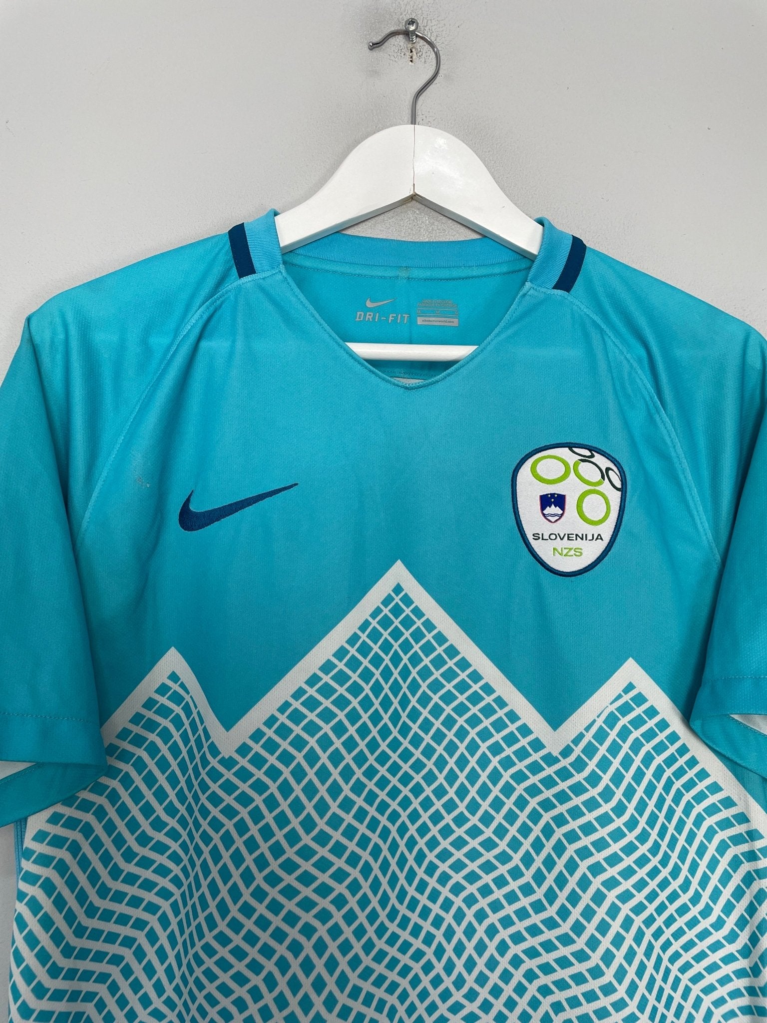 Shop 2016/17 SLOVENIA HOME SHIRT (M) NIKE, classic football shirts, vintage football shirts & retro soccer jerseys at Cult Kits