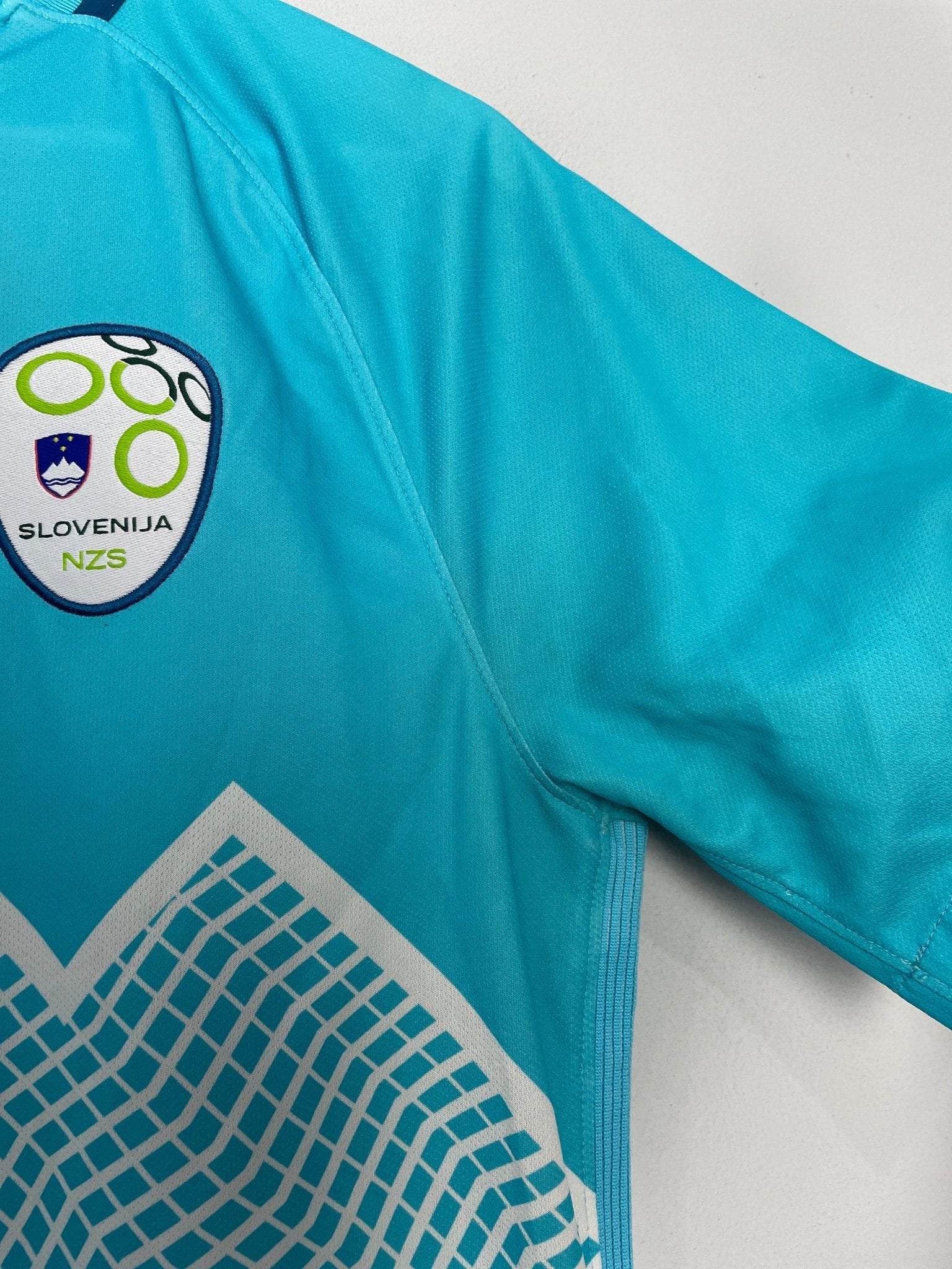 Shop 2016/17 SLOVENIA HOME SHIRT (M) NIKE, classic football shirts, vintage football shirts & retro soccer jerseys at Cult Kits