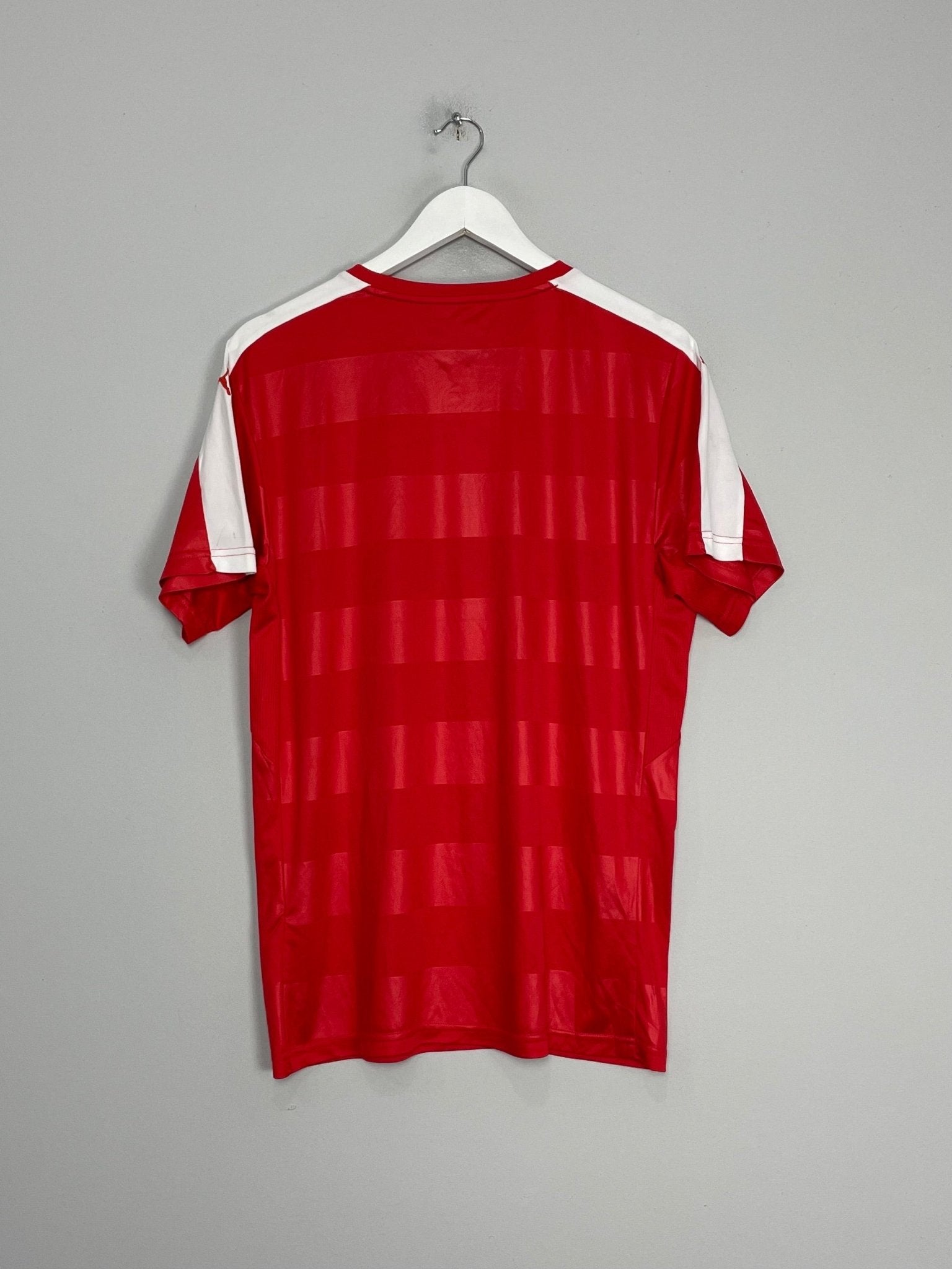 Shop 2016/17 SWITZERLAND *BNWT* HOME SHIRT (M) PUMA, classic football shirts, vintage football shirts & retro soccer jerseys at Cult Kits