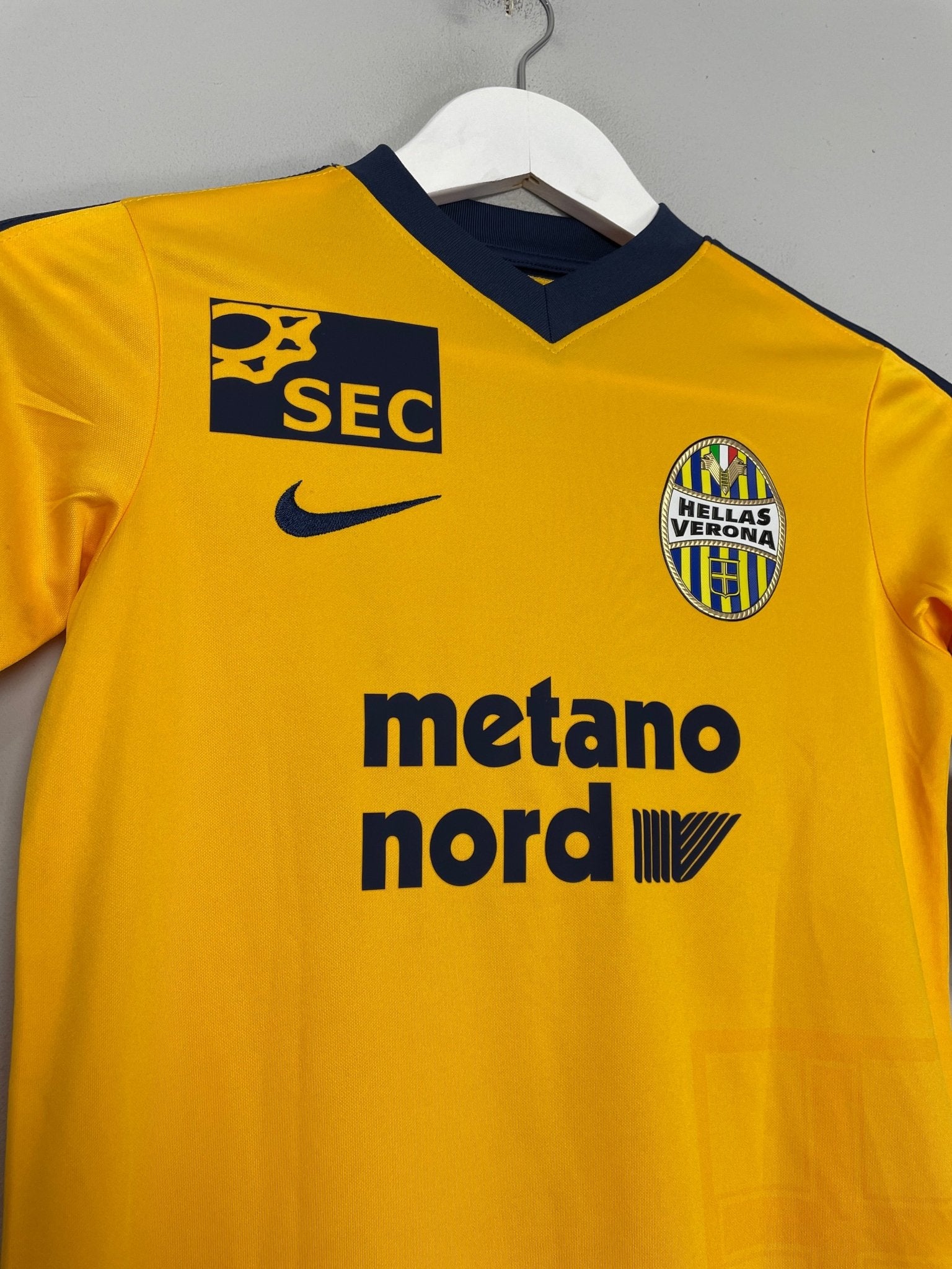 Shop 2017/18 HELLAS VERONA VALOTI #27 *SIGNED* BNWT AWAY SHIRT (S.KIDS) NIKE, classic football shirts, vintage football shirts & retro soccer jerseys at Cult Kits