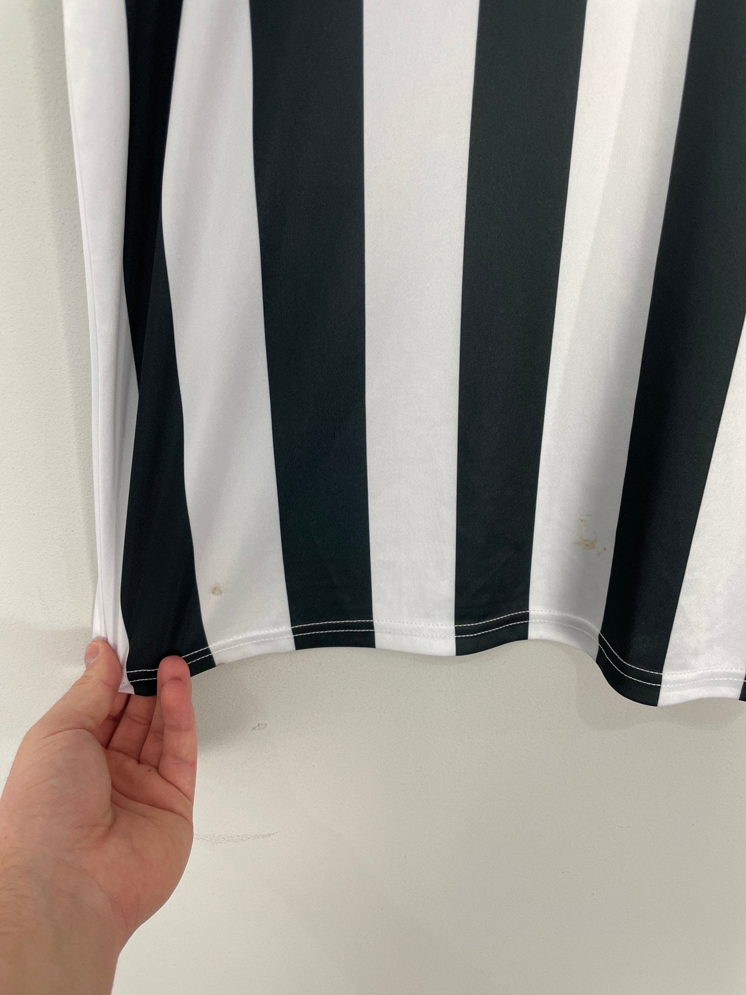 Shop 2017/18 NEWCASTLE SHELVEY #8 HOME SHIRT (L) PUMA, classic football shirts, vintage football shirts & retro soccer jerseys at Cult Kits