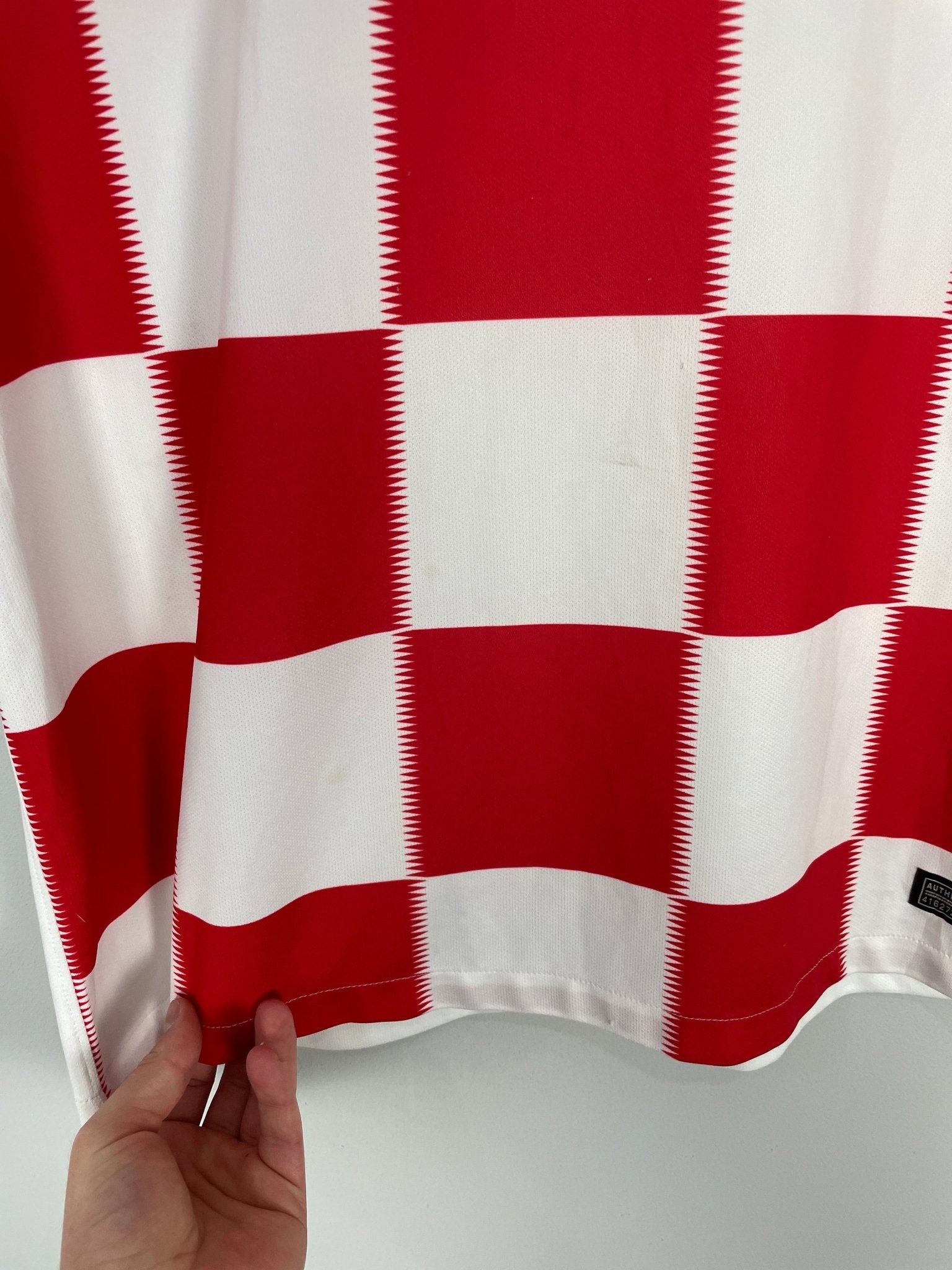 Shop 2018/19 CROATIA *BNWT* HOME SHIRT (L) NIKE, classic football shirts, vintage football shirts & retro soccer jerseys at Cult Kits