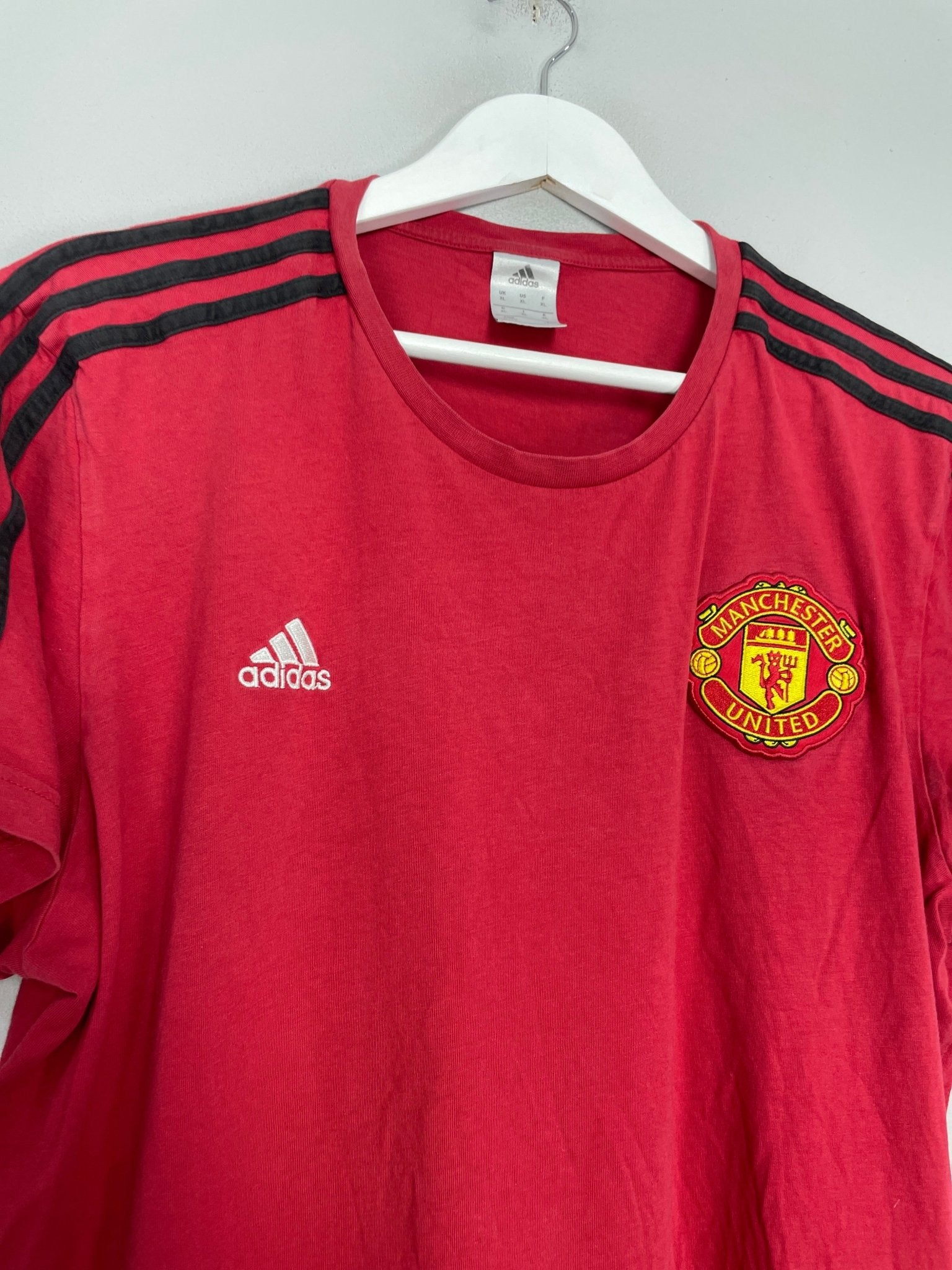 Shop 2018/19 MANCHESTER UNITED TRAINING SHIRT (XL) ADIDAS, classic football shirts, vintage football shirts & retro soccer jerseys at Cult Kits