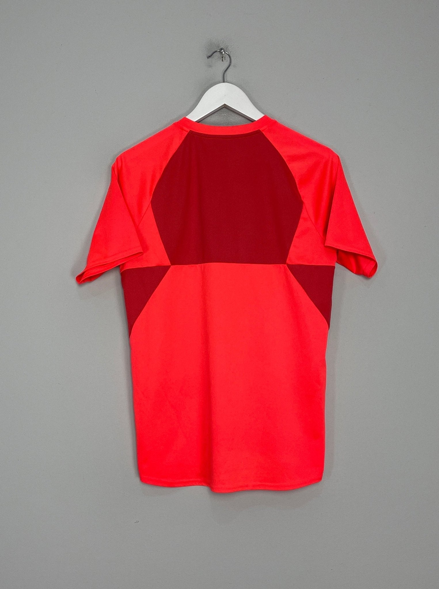 Shop 2021/22 HEARTS TRAINING SHIRT (M) UMBRO, classic football shirts, vintage football shirts & retro soccer jerseys at Cult Kits