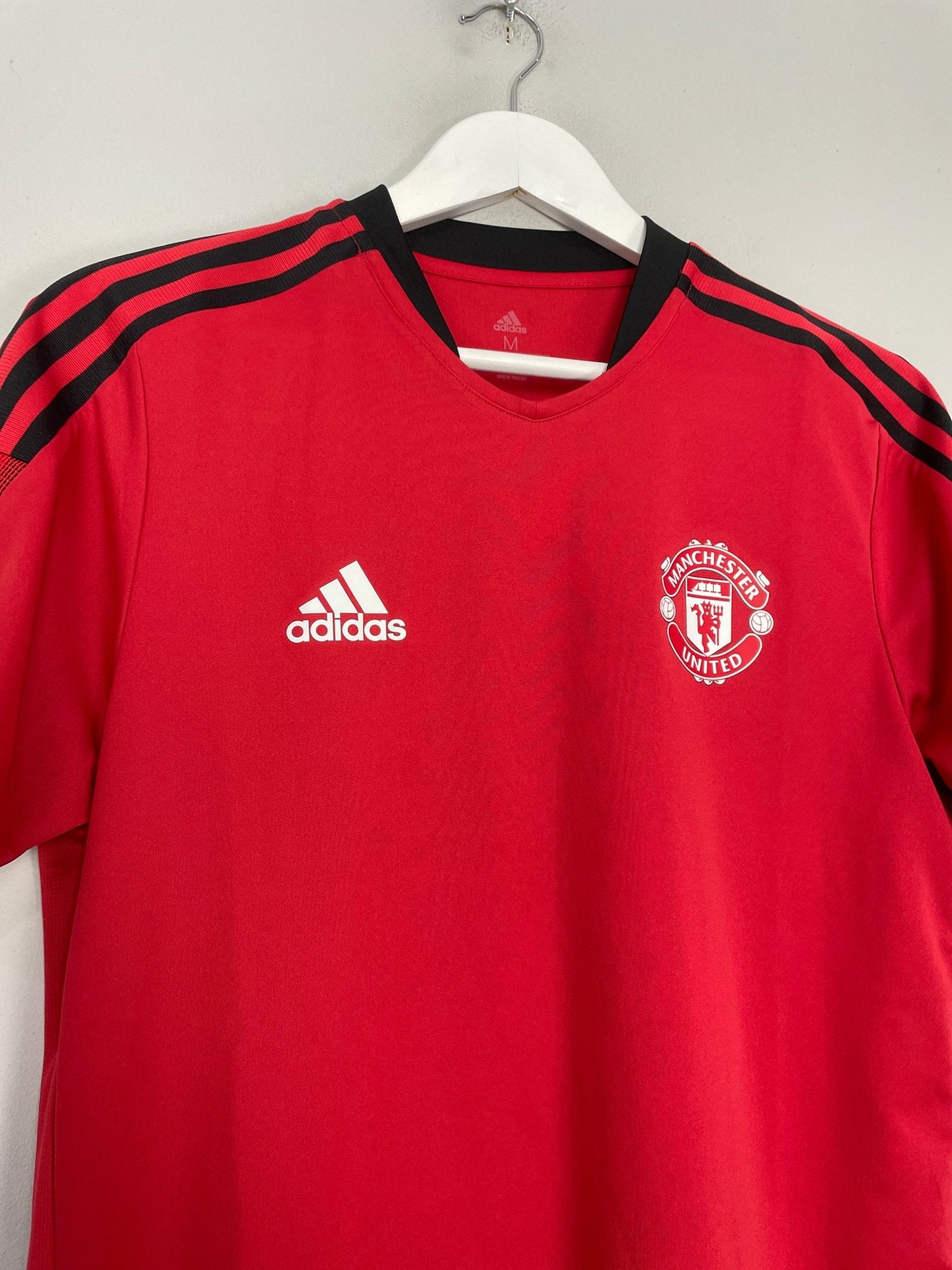 Shop 2022/23 MANCHESTER UNITED TRAINING SHIRT (M) ADIDAS, classic football shirts, vintage football shirts & retro soccer jerseys at Cult Kits