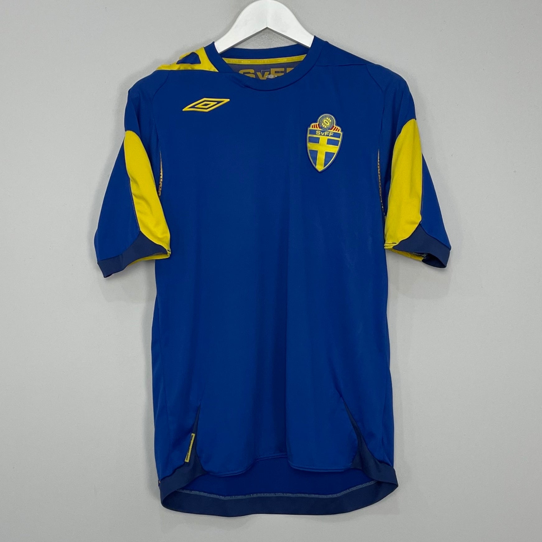 Shop 2006/08 SWEDEN AWAY SHIRT (M) UMBRO, classic football shirts, vintage football shirts & retro soccer jerseys at Cult Kits