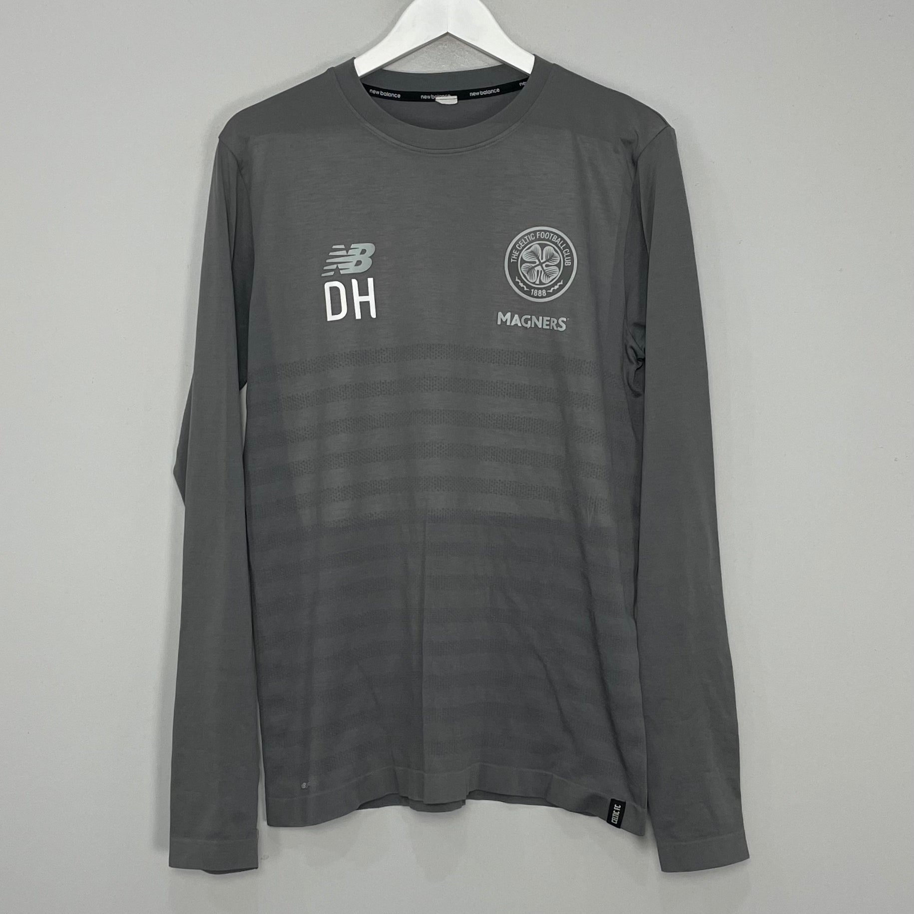 Shop 2018/19 CELTIC *STAFF ISSUE* TRAINING SHIRT (L) NEW BALANCE, classic football shirts, vintage football shirts & retro soccer jerseys at Cult Kits