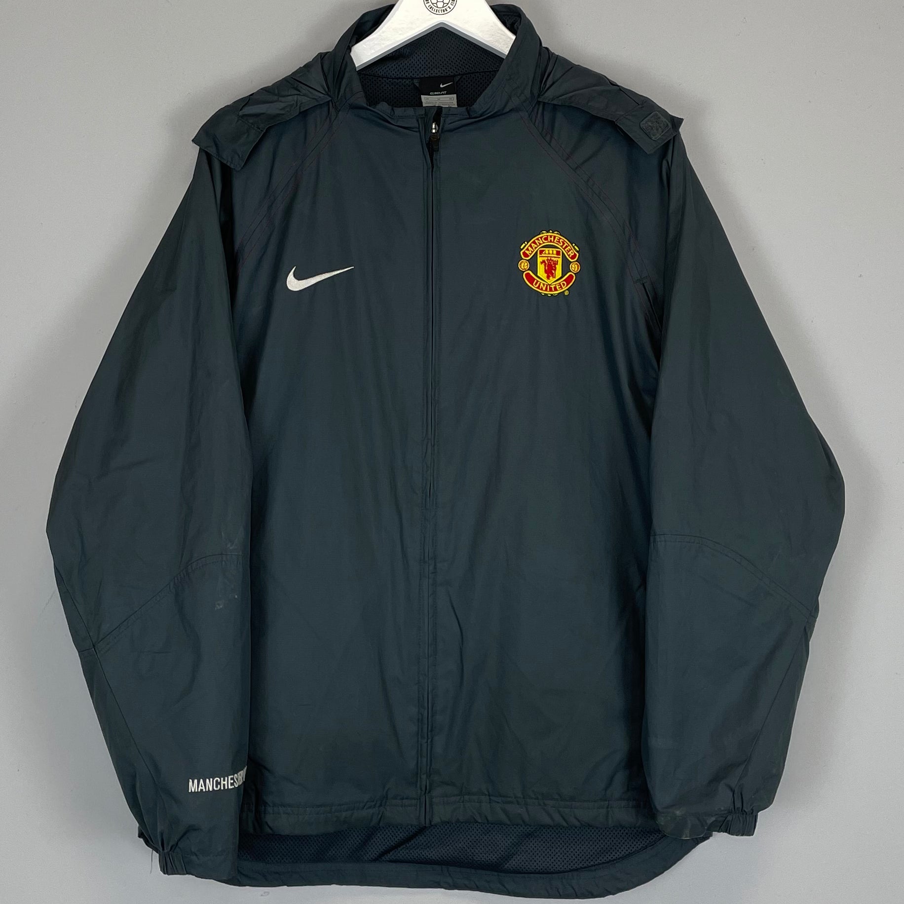 Shop 2004/05 MANCHESTER UNITED RAIN JACKET (M) NIKE, classic football shirts, vintage football shirts & retro soccer jerseys at Cult Kits