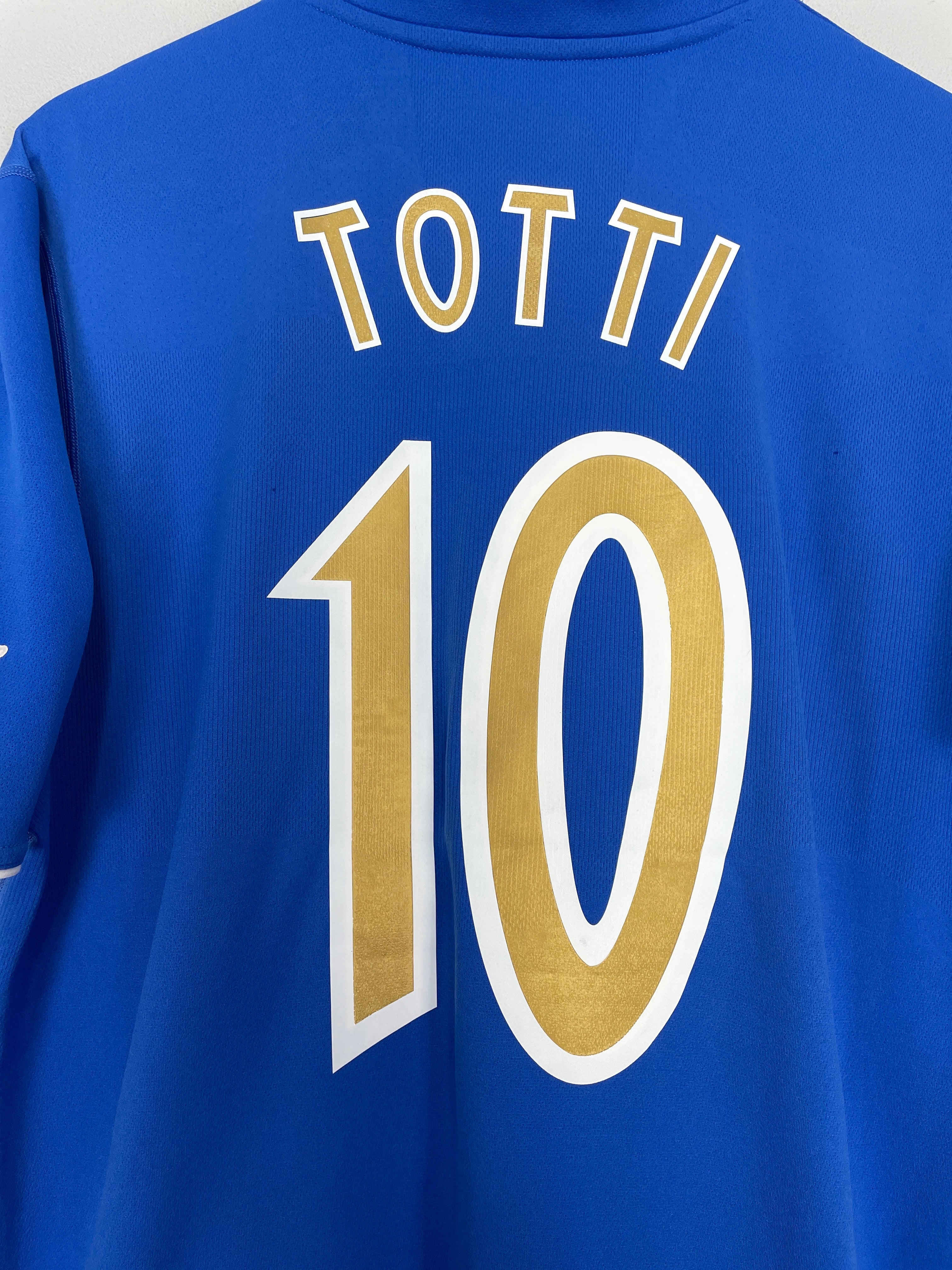 Shop 2003/04 ITALY TOTTI #10 HOME SHIRT (M) PUMA, classic football shirts, vintage football shirts & retro soccer jerseys at Cult Kits
