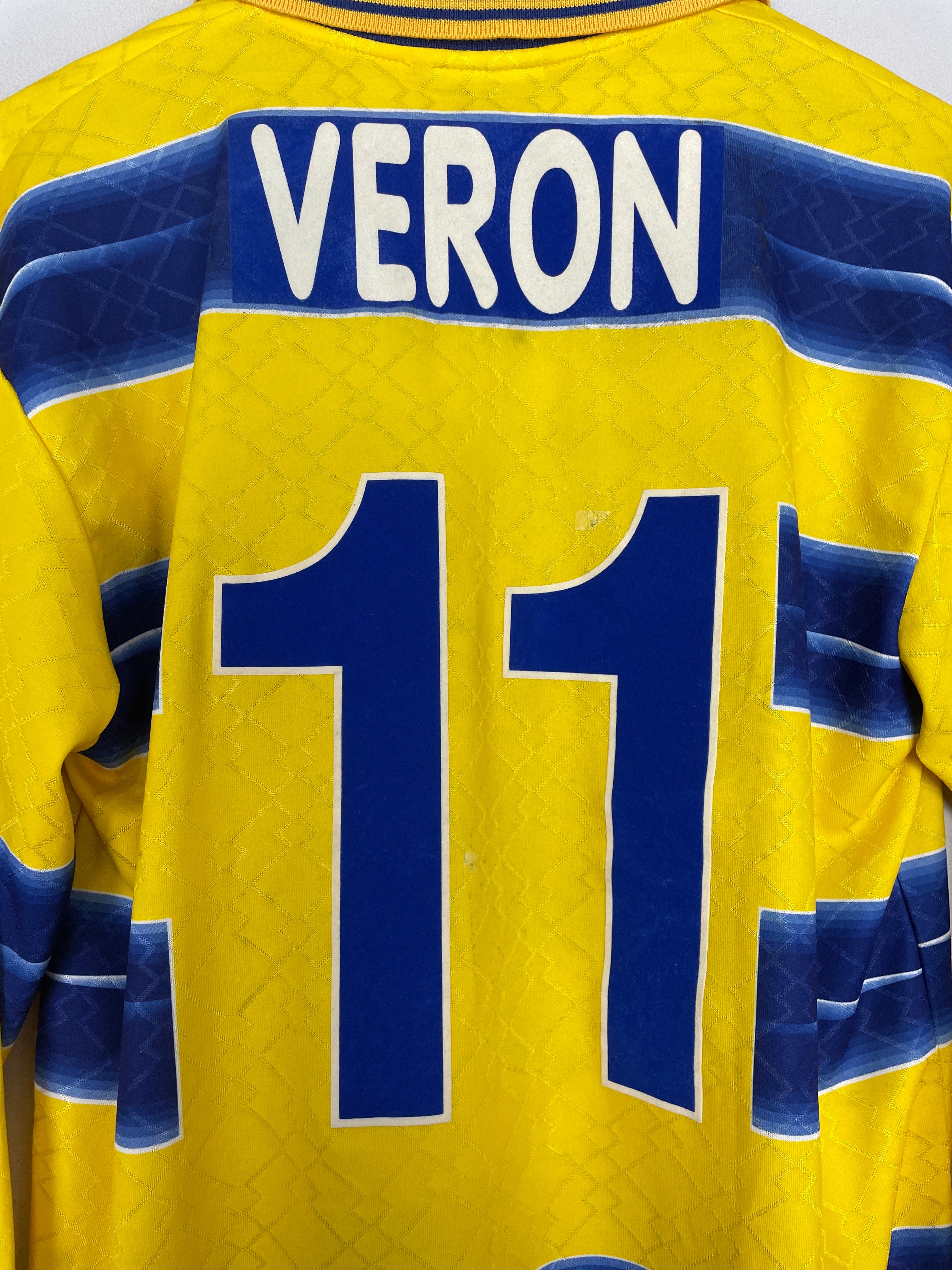 Shop 1998/99 PARMA VERON #11 L/S HOME SHIRT (M) LOTTO, classic football shirts, vintage football shirts & retro soccer jerseys at Cult Kits