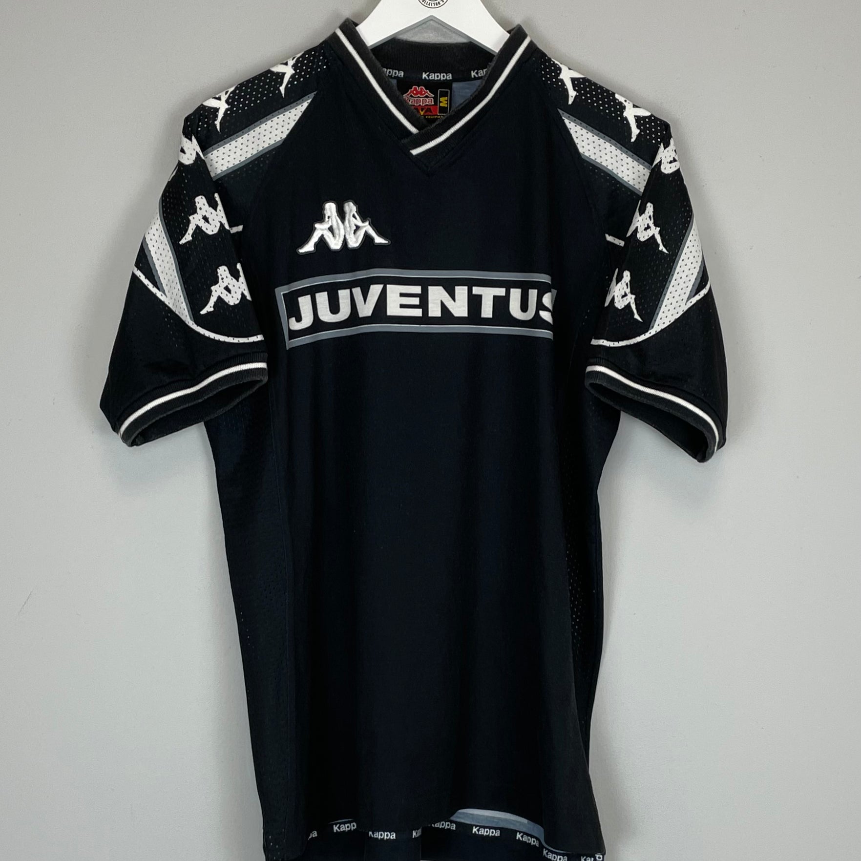 Shop 1995/96 JUVENTUS TRAINING SHIRT (M) KAPPA, classic football shirts, vintage football shirts & retro soccer jerseys at Cult Kits