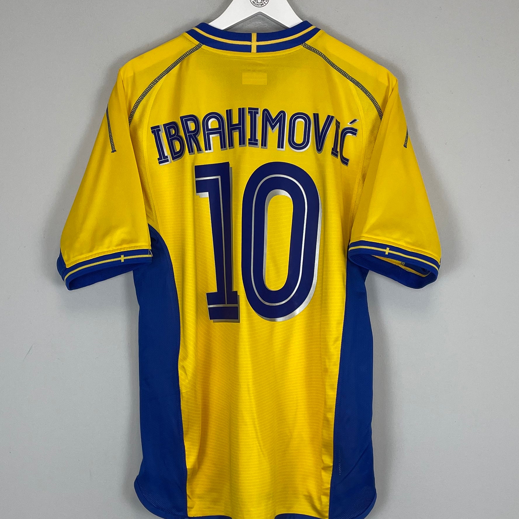 Shop 2003/05 SWEDEN IBRAHIMOVIC #10 HOME SHIRT (L) UMBRO, classic football shirts, vintage football shirts & retro soccer jerseys at Cult Kits