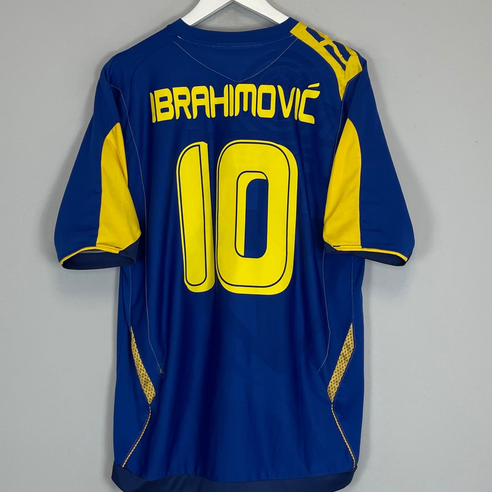 Shop 2006/08 SWEDEN IBRAHIMOVIC #10 AWAY SHIRT (M) UMBRO, classic football shirts, vintage football shirts & retro soccer jerseys at Cult Kits