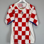 Shop 2004/06 CROATIA HOME SHIRT (M) NIKE, classic football shirts, vintage football shirts & retro soccer jerseys at Cult Kits