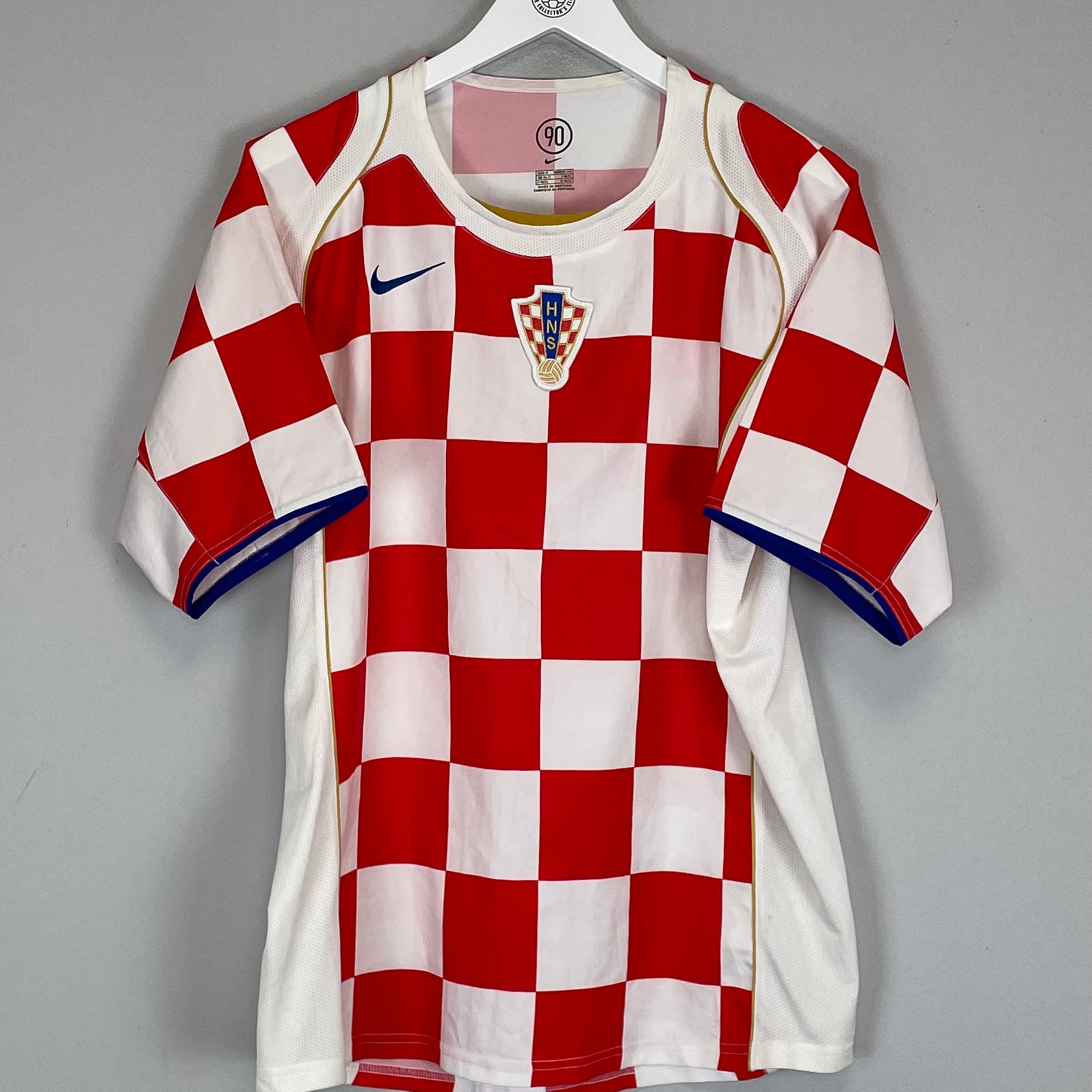 Shop 2004/06 CROATIA HOME SHIRT (M) NIKE, classic football shirts, vintage football shirts & retro soccer jerseys at Cult Kits