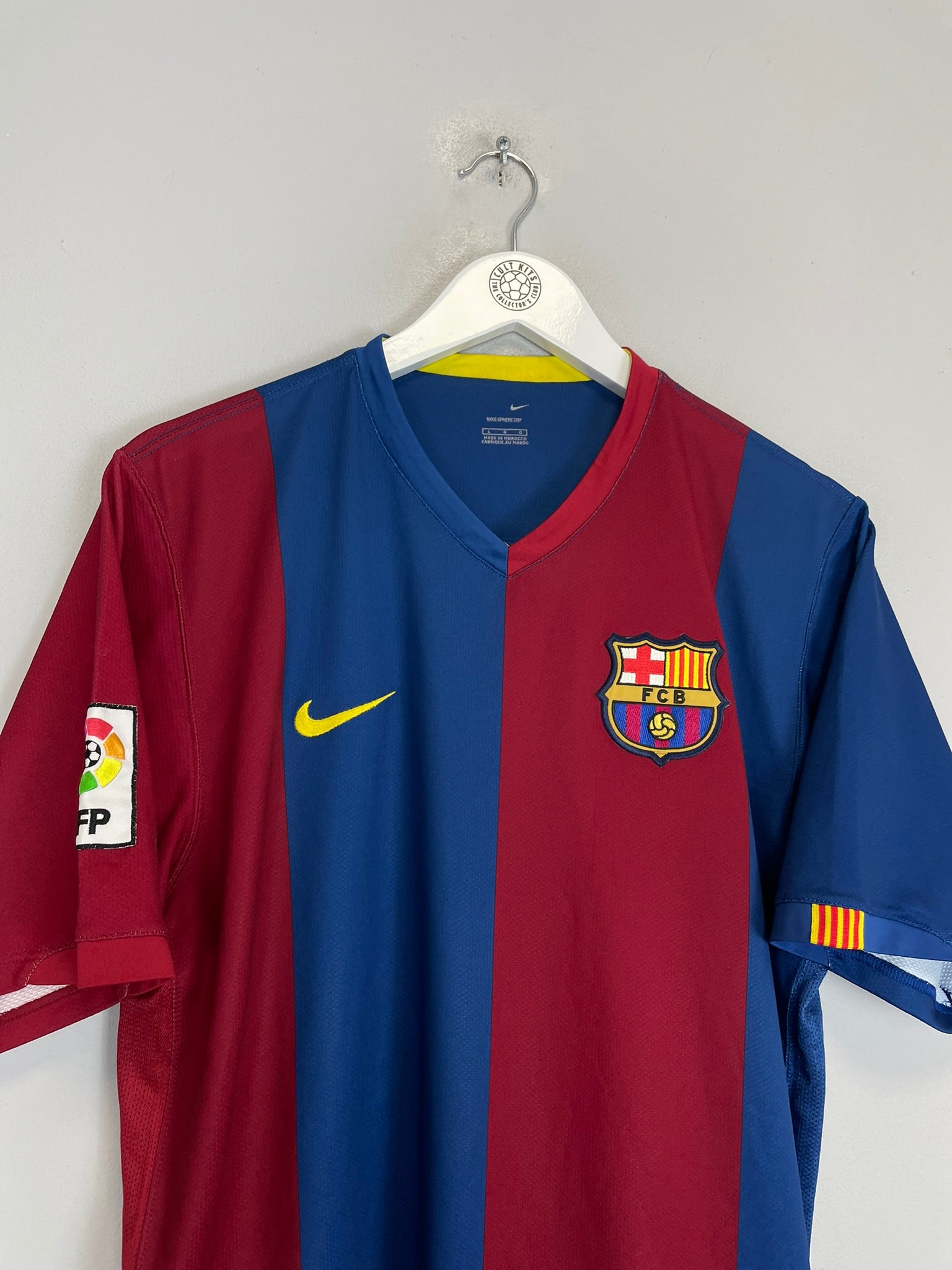 Shop 2006/07 BARCELONA RONALDINHO #10 HOME SHIRT (L) NIKE, classic football shirts, vintage football shirts & retro soccer jerseys at Cult Kits