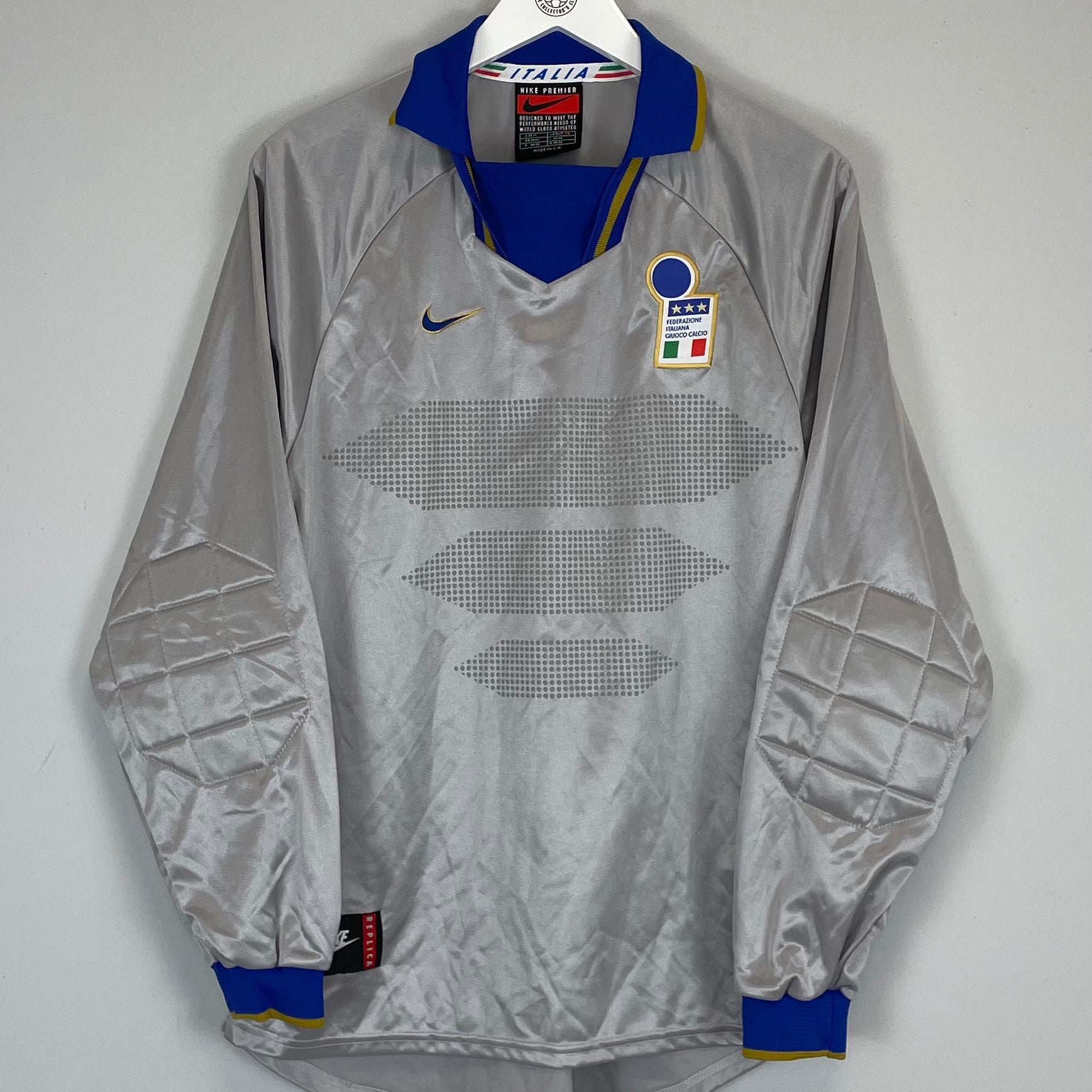 Shop 1996 ITALY GK SHIRT (M) NIKE, classic football shirts, vintage football shirts & retro soccer jerseys at Cult Kits