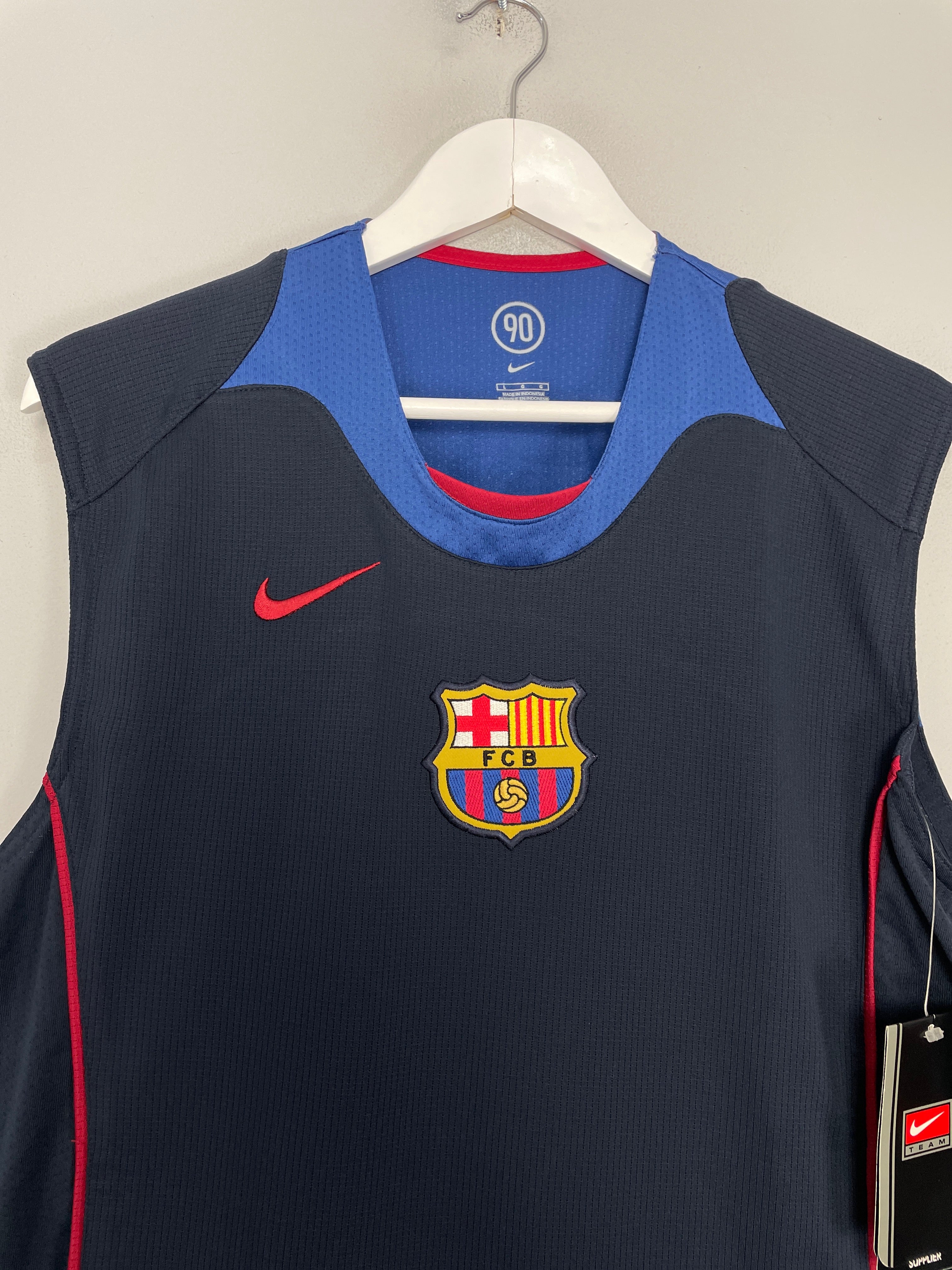 Shop 2004/05 BARCELONA *BNWT* TRAINING SHIRT (L) NIKE, classic football shirts, vintage football shirts & retro soccer jerseys at Cult Kits
