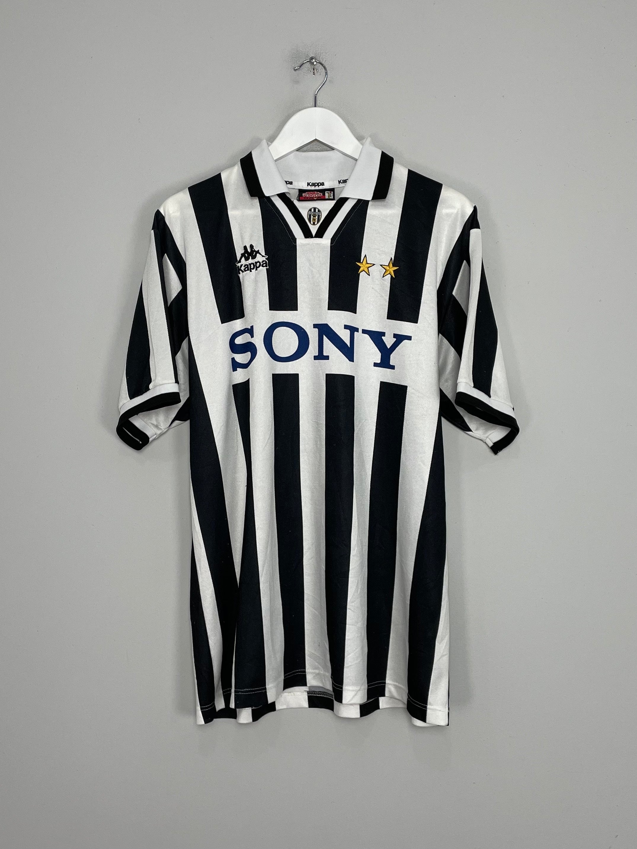 Shop 1995/96 JUVENTUS HOME SHIRT (XL) KAPPA, classic football shirts, vintage football shirts & retro soccer jerseys at Cult Kits
