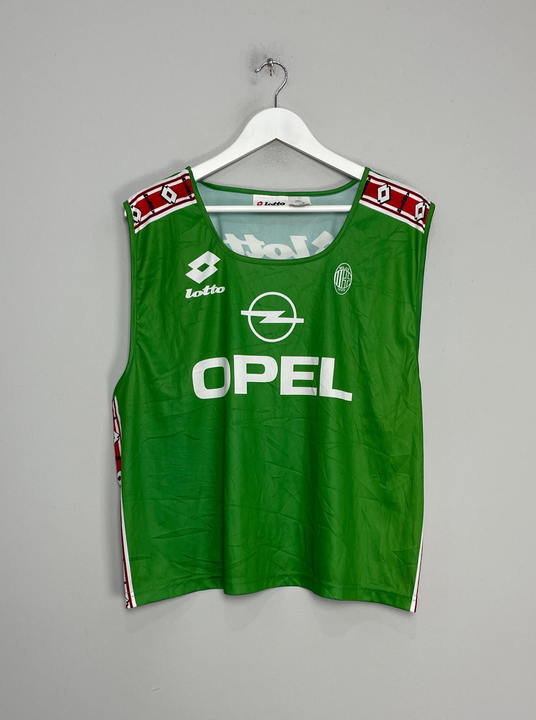Shop 1994/95 AC MILAN TRAINING SHIRT (XL) LOTTO, classic football shirts, vintage football shirts & retro soccer jerseys at Cult Kits