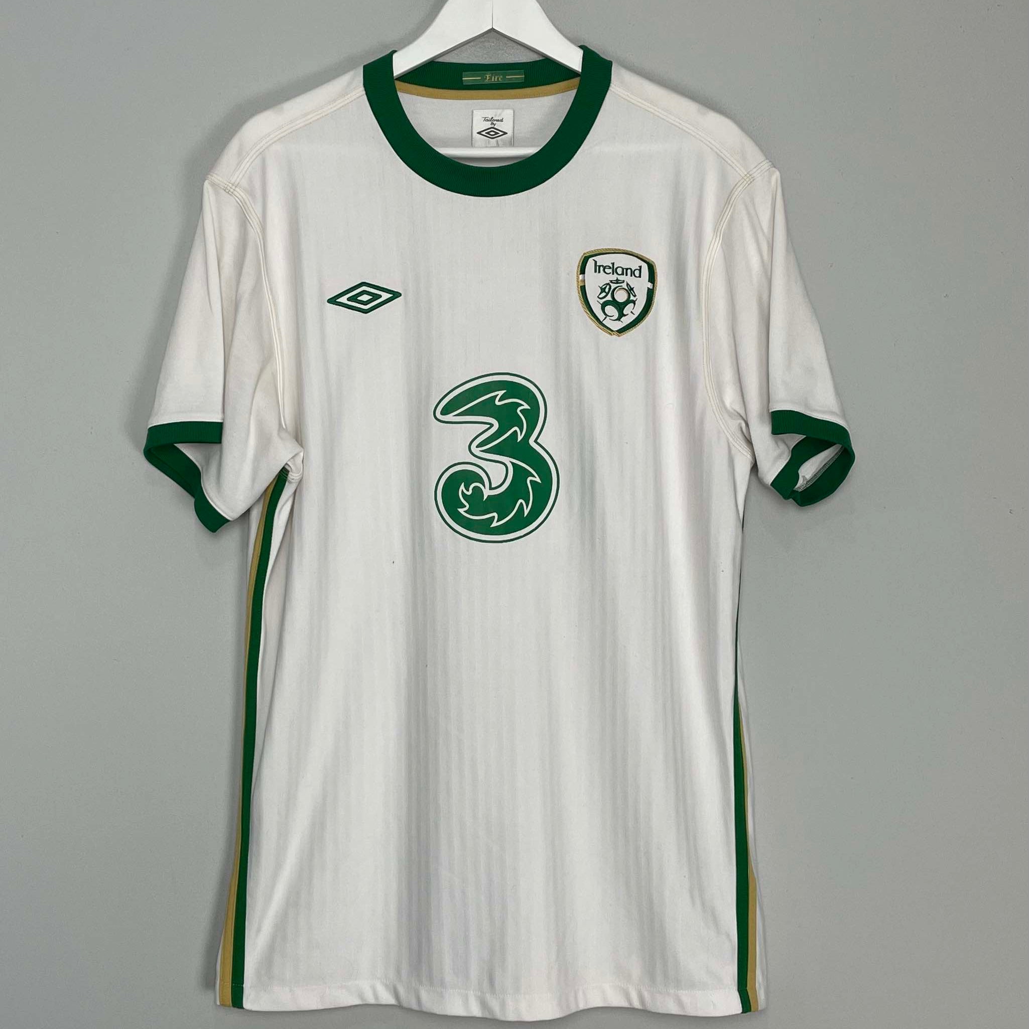 Shop 2010/11 IRELAND AWAY SHIRT (XL) UMBRO, classic football shirts, vintage football shirts & retro soccer jerseys at Cult Kits