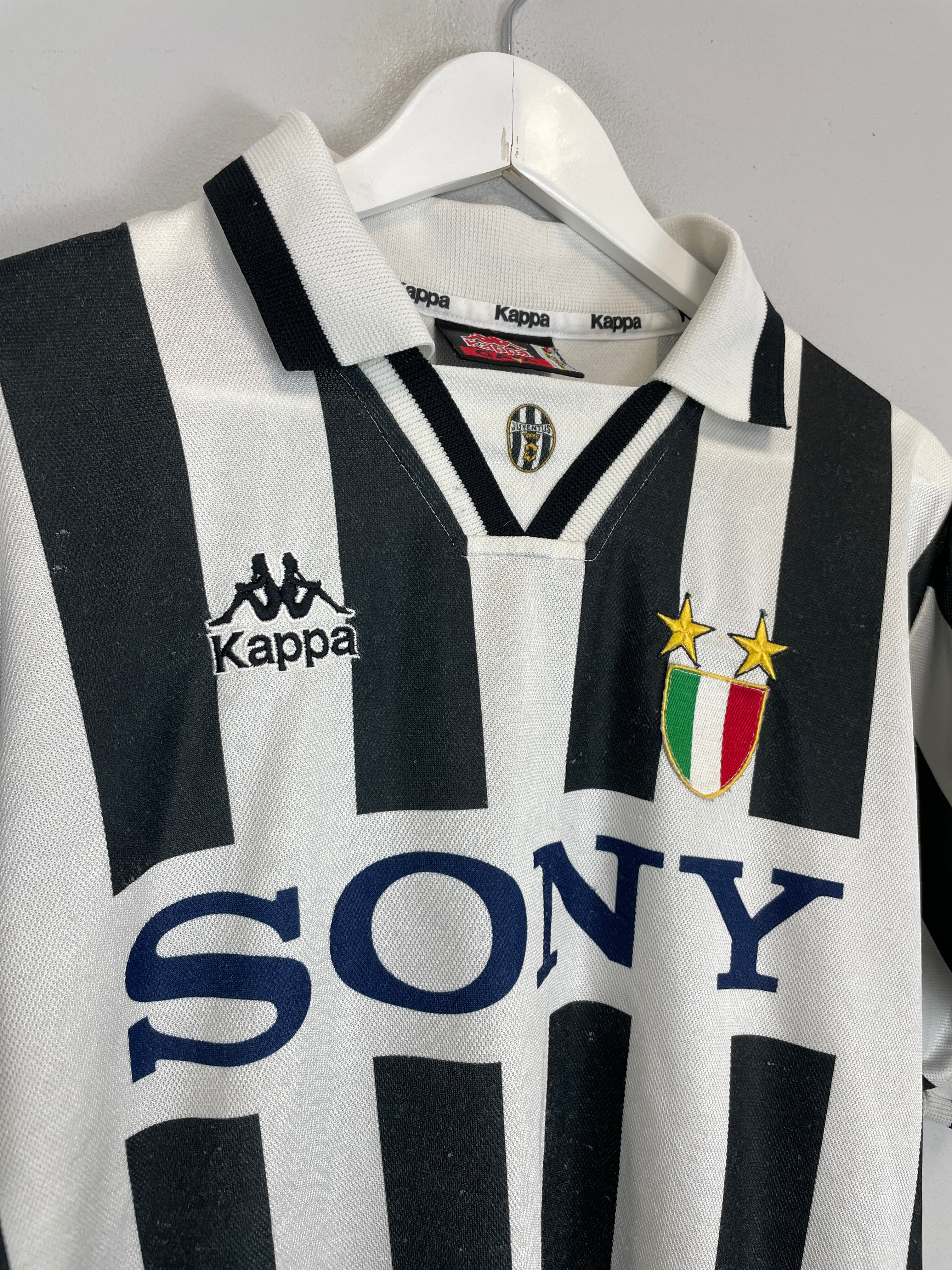 Shop 1995/97 JUVENTUS HOME SHIRT (L) KAPPA, classic football shirts, vintage football shirts & retro soccer jerseys at Cult Kits
