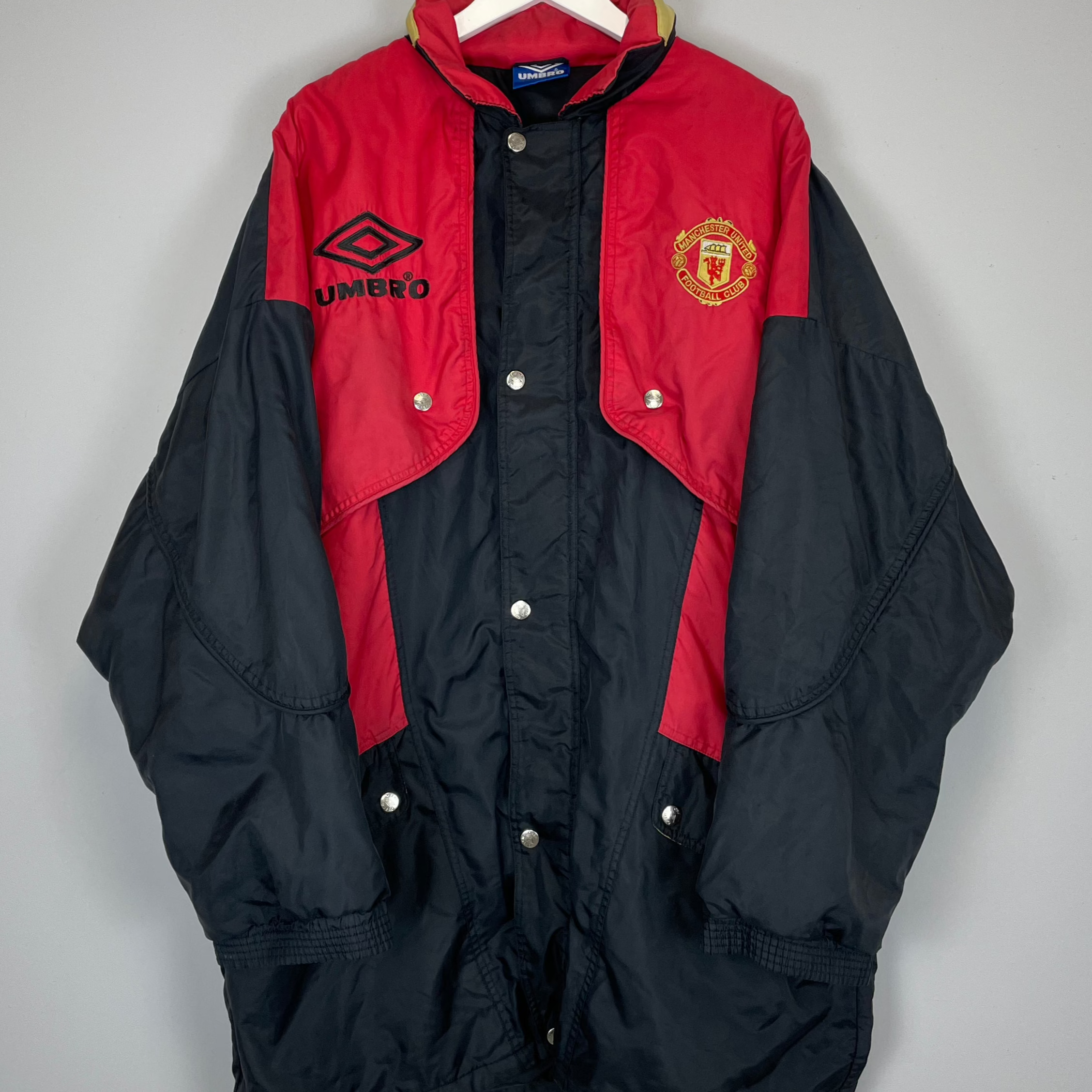 Shop 1994/95 MANCHESTER UNITED BENCH COAT (XL) UMBRO, classic football shirts, vintage football shirts & retro soccer jerseys at Cult Kits