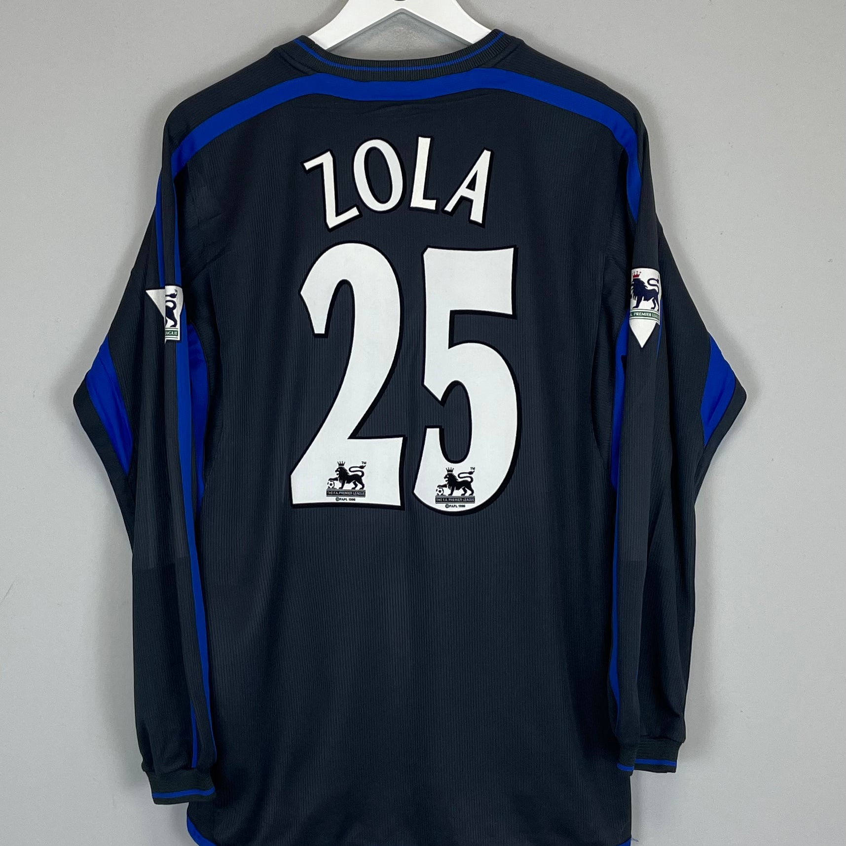 2002/04 CHELSEA ZOLA #25 L/S AWAY SHIRT (M) UMBRO – Cult Kits