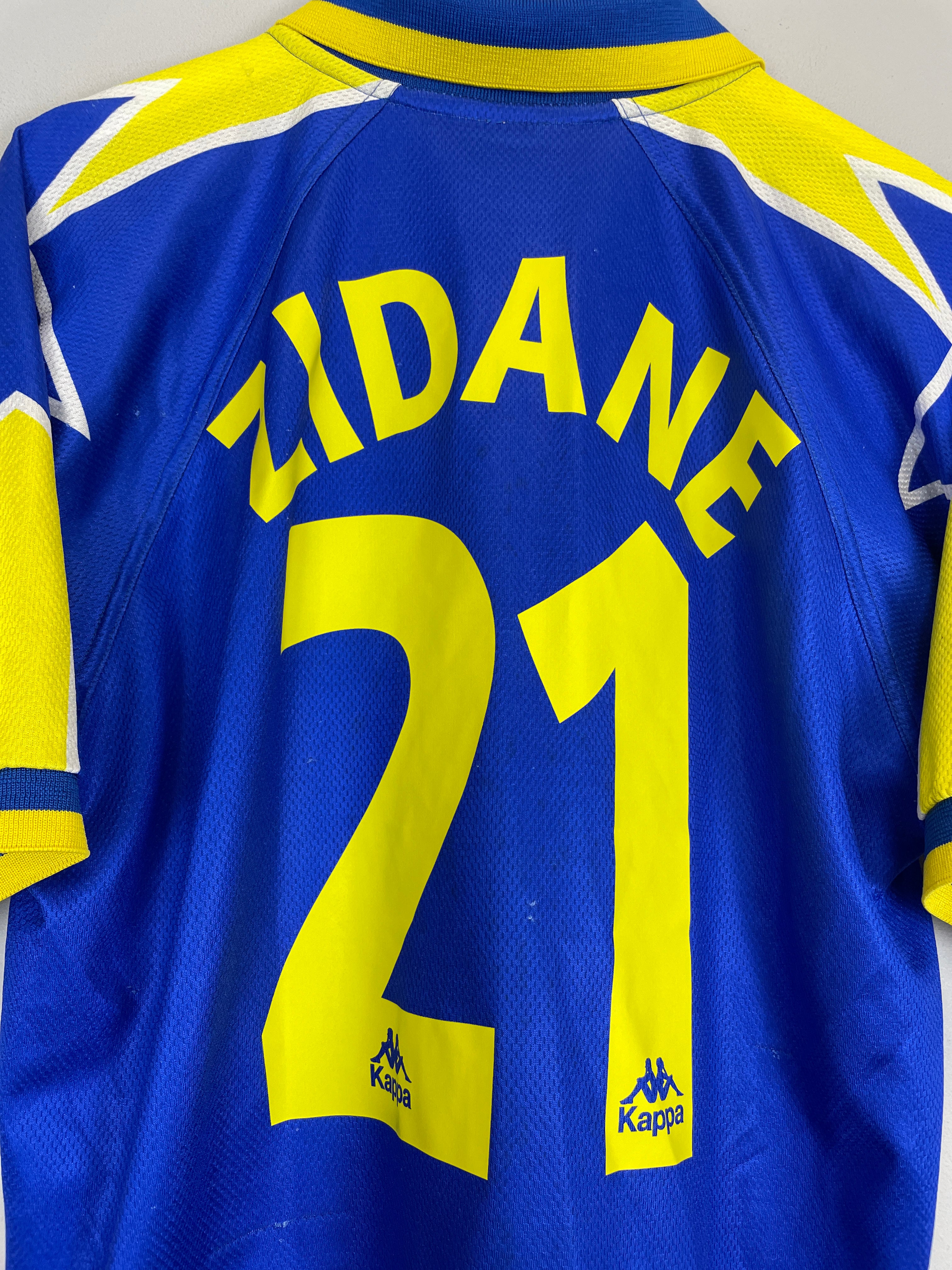Shop 1996/97 JUVENTUS ZIDANE #21 AWAY SHIRT (XL) KAPPA, classic football shirts, vintage football shirts & retro soccer jerseys at Cult Kits