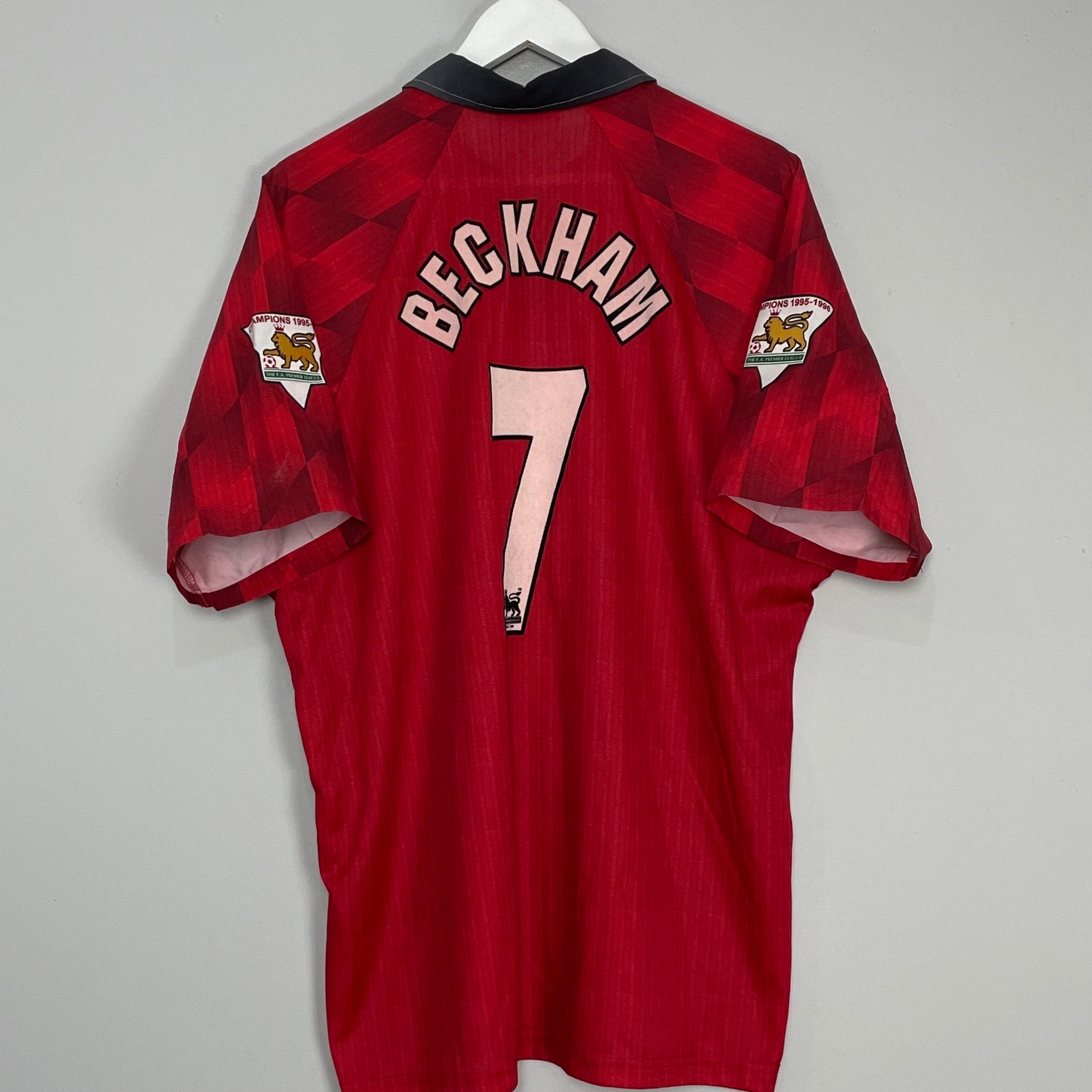 Shop 1996/98 MANCHESTER UNITED BECKHAM #7 HOME SHIRT (XL) UMBRO, classic football shirts, vintage football shirts & retro soccer jerseys at Cult Kits