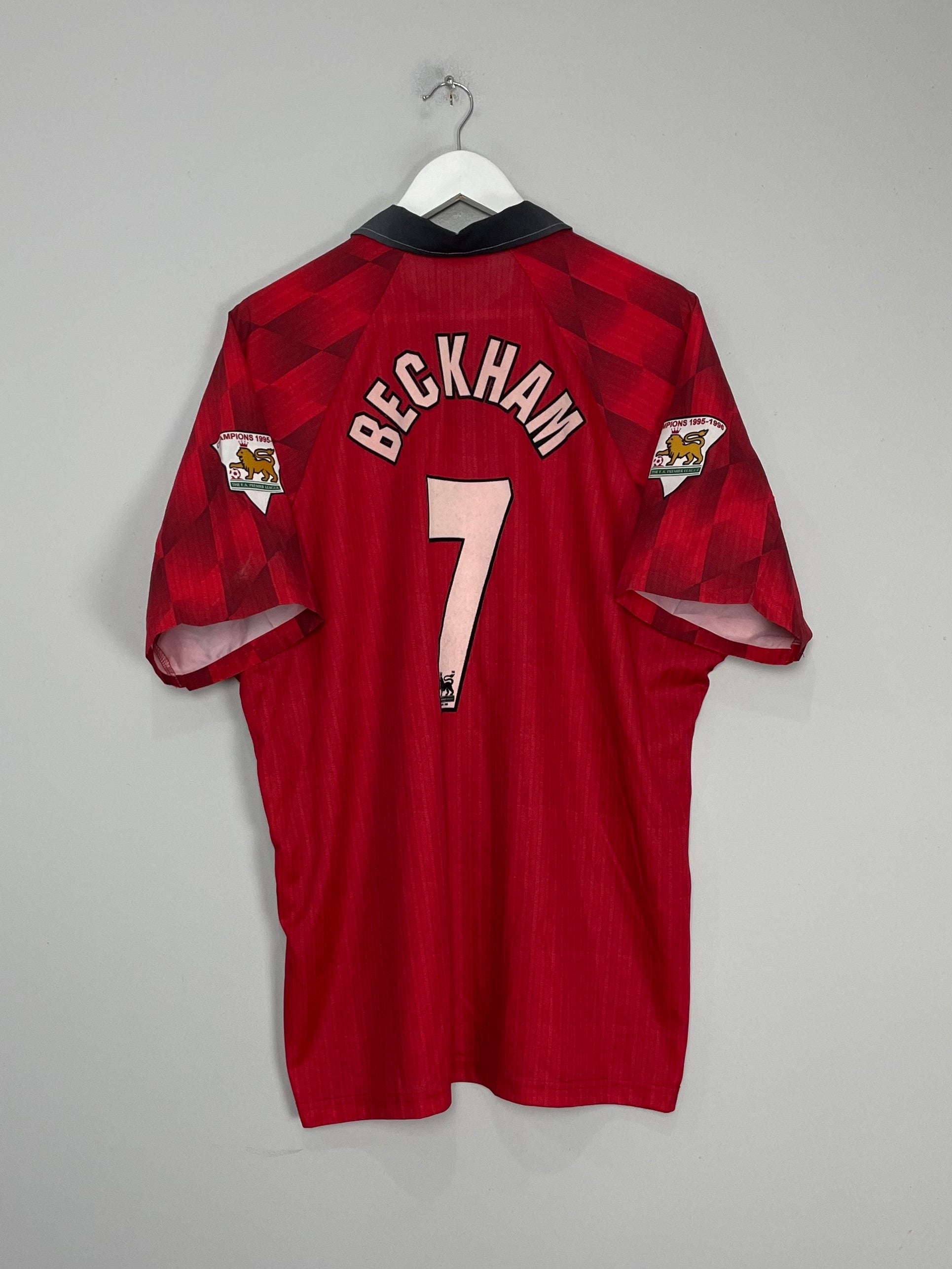 Shop 1996/98 MANCHESTER UNITED BECKHAM #7 HOME SHIRT (XL) UMBRO, classic football shirts, vintage football shirts & retro soccer jerseys at Cult Kits