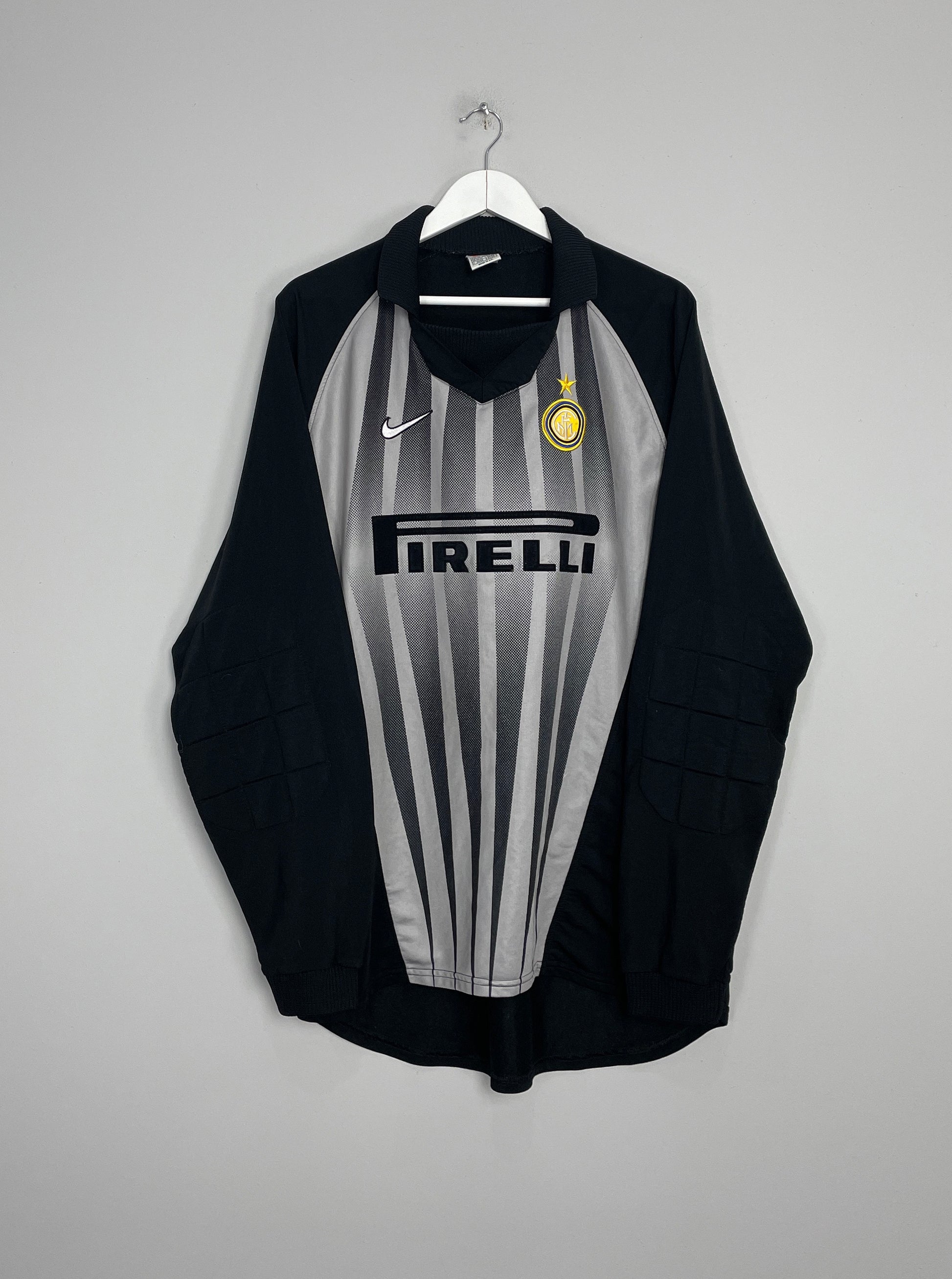 Image of the Inter Milan gk shirt from the 1998/99 season