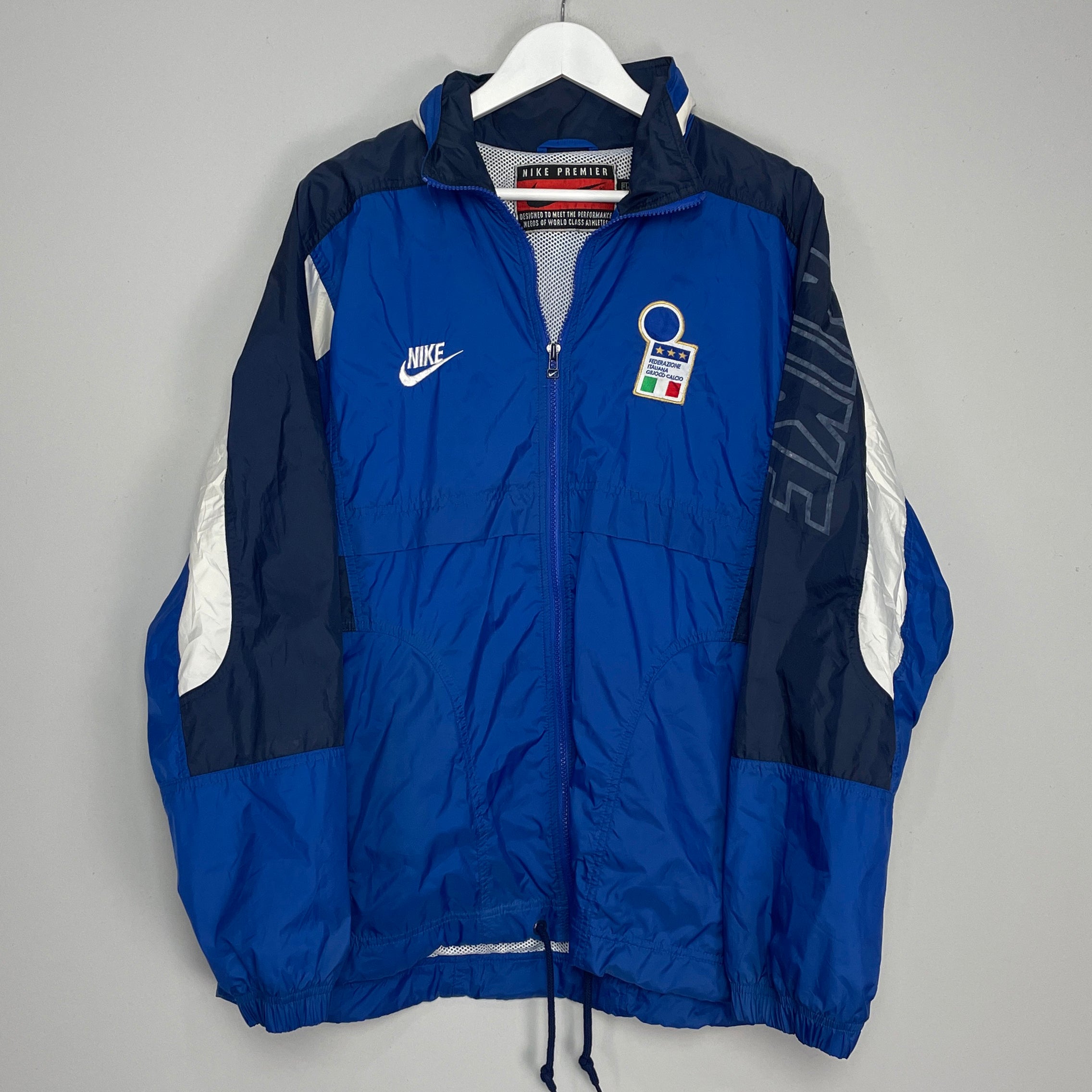 Shop 1996/97 ITALY RAIN JACKET (L) NIKE, classic football shirts, vintage football shirts & retro soccer jerseys at Cult Kits