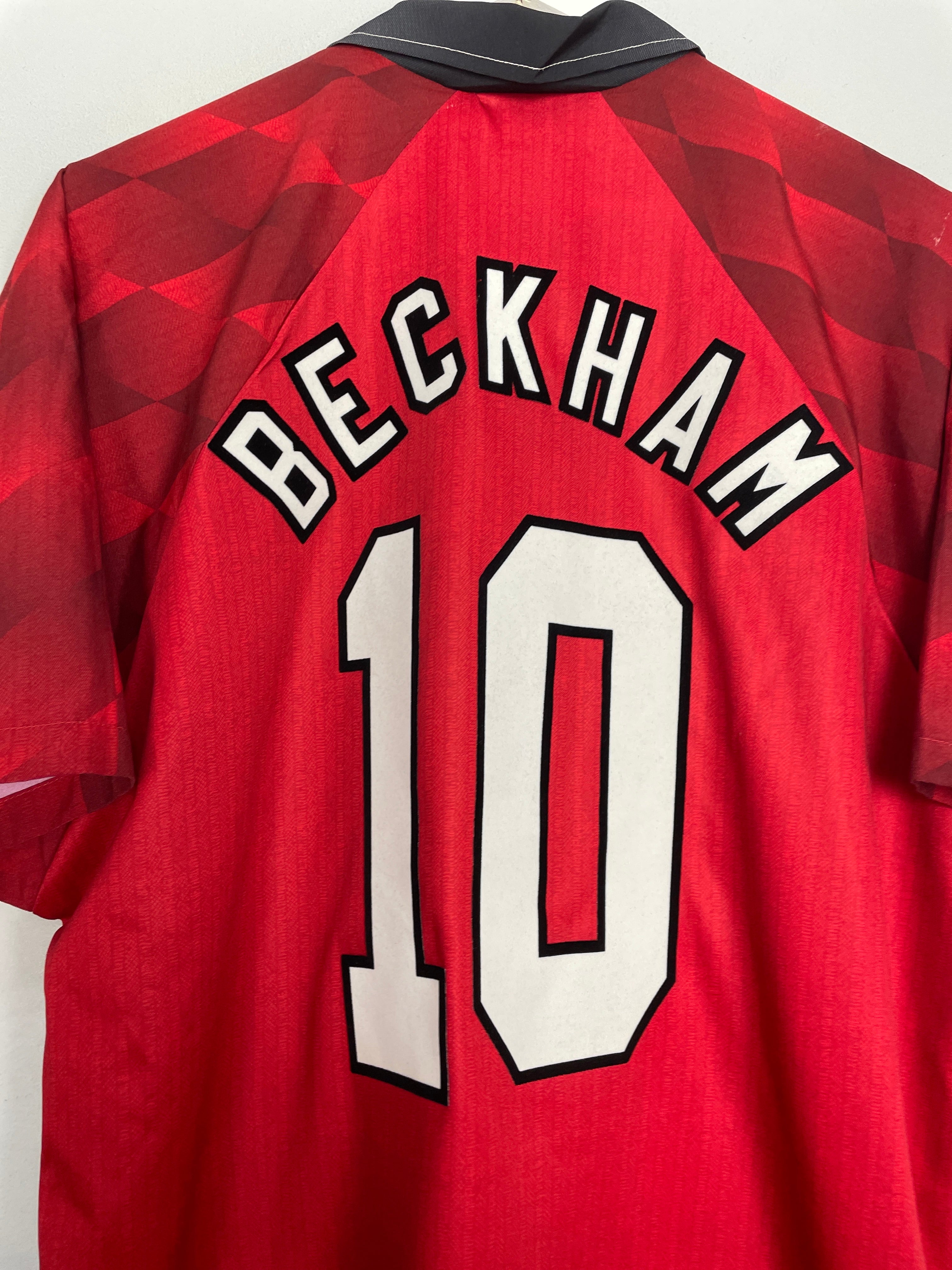 Shop 1996/97 MANCHESTER UNITED BECKHAM #10 HOME SHIRT (XL) UMBRO, classic football shirts, vintage football shirts & retro soccer jerseys at Cult Kits