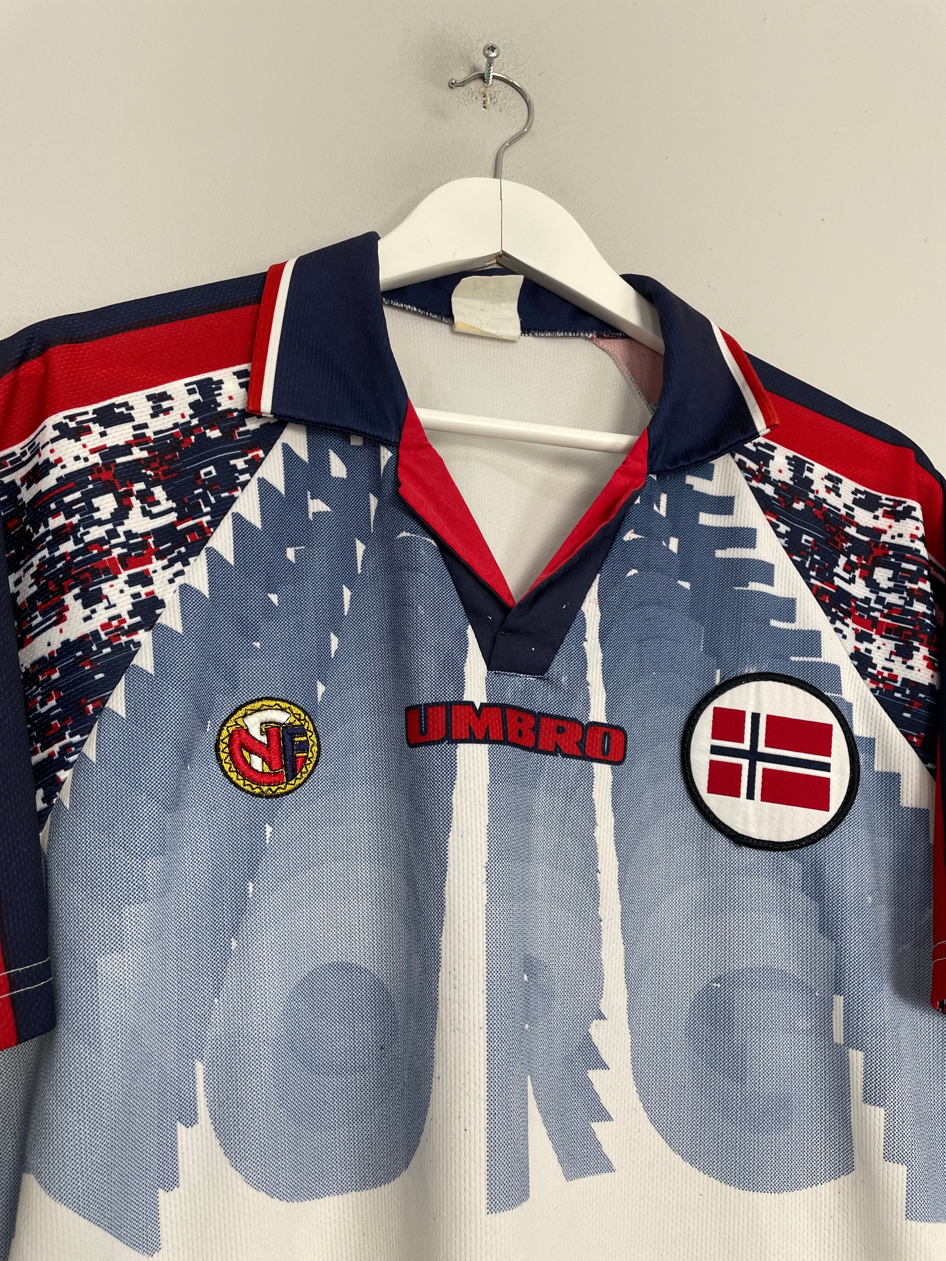 Shop 1997/98 NORWAY AWAY SHIRT (M) UMBRO, classic football shirts, vintage football shirts & retro soccer jerseys at Cult Kits